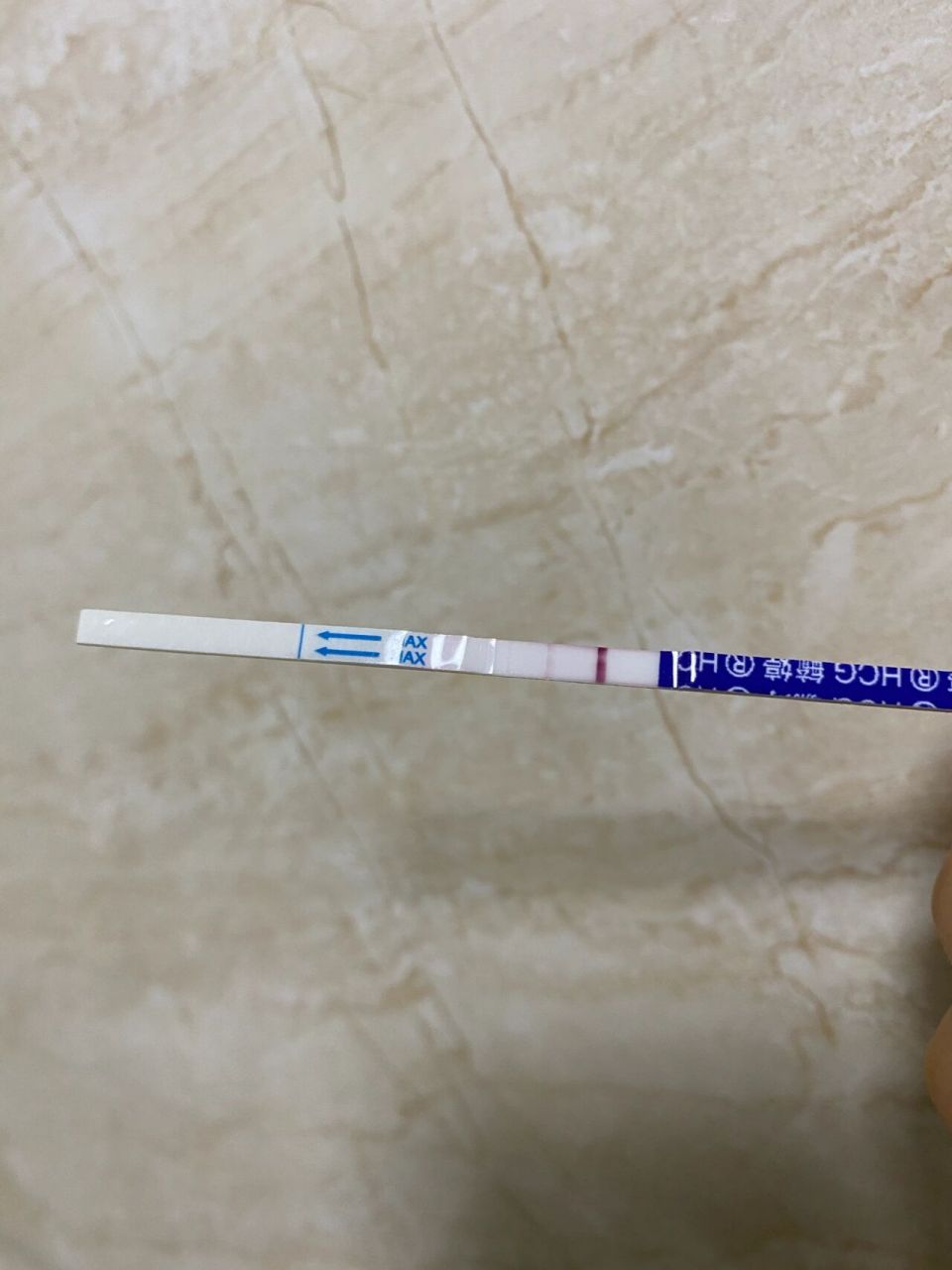 拿着毓婷早孕试纸试了一下两条杠,激动的睡不着,半夜起来十二点又测了