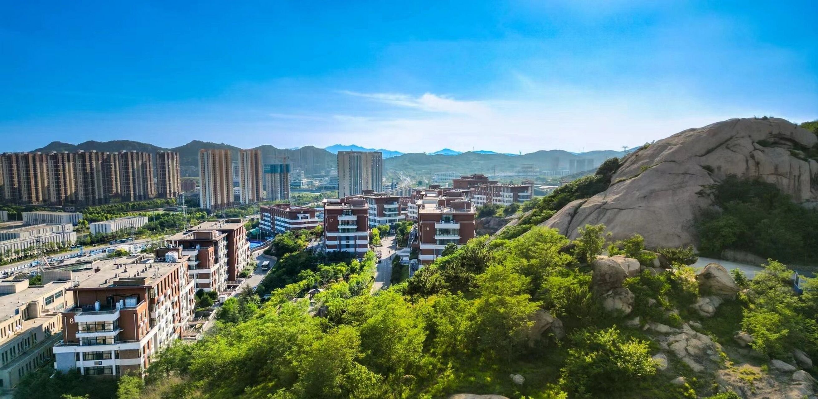 青岛黄海学院航拍图 青岛黄海学院虎山宿舍校区航拍景图这是我在放假