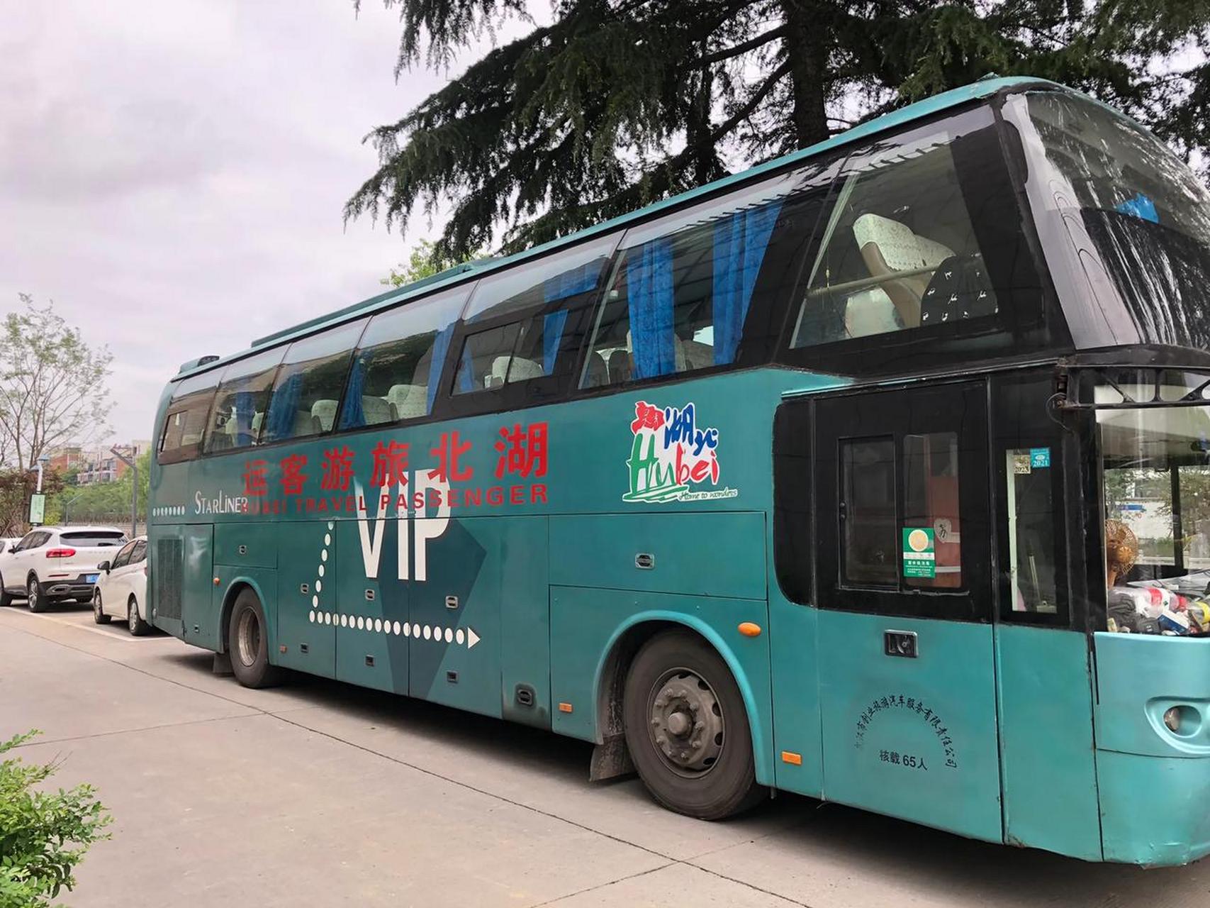 现在65座的旅游大巴少见了吧!