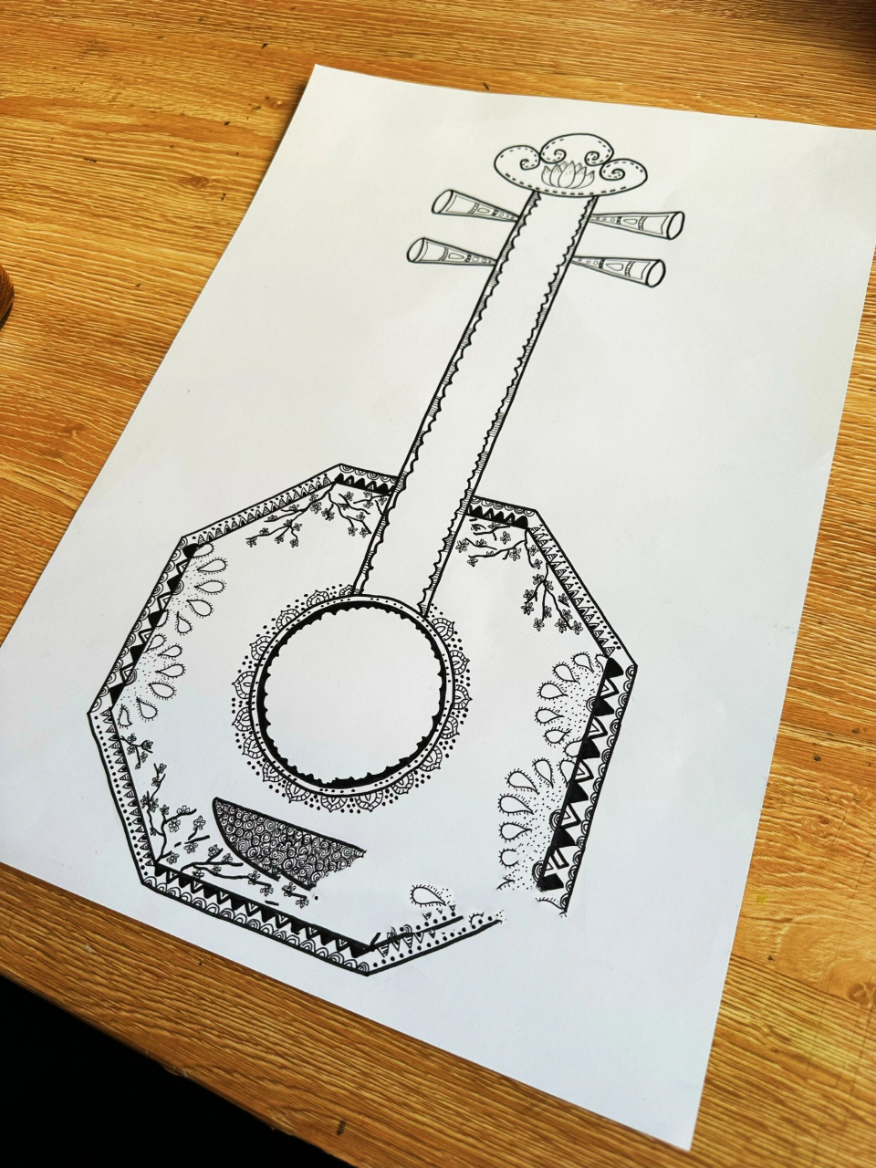 线描作品 《月琴》 1重点 知道月琴是传统古乐,音箱呈满圆形琴脖短小.