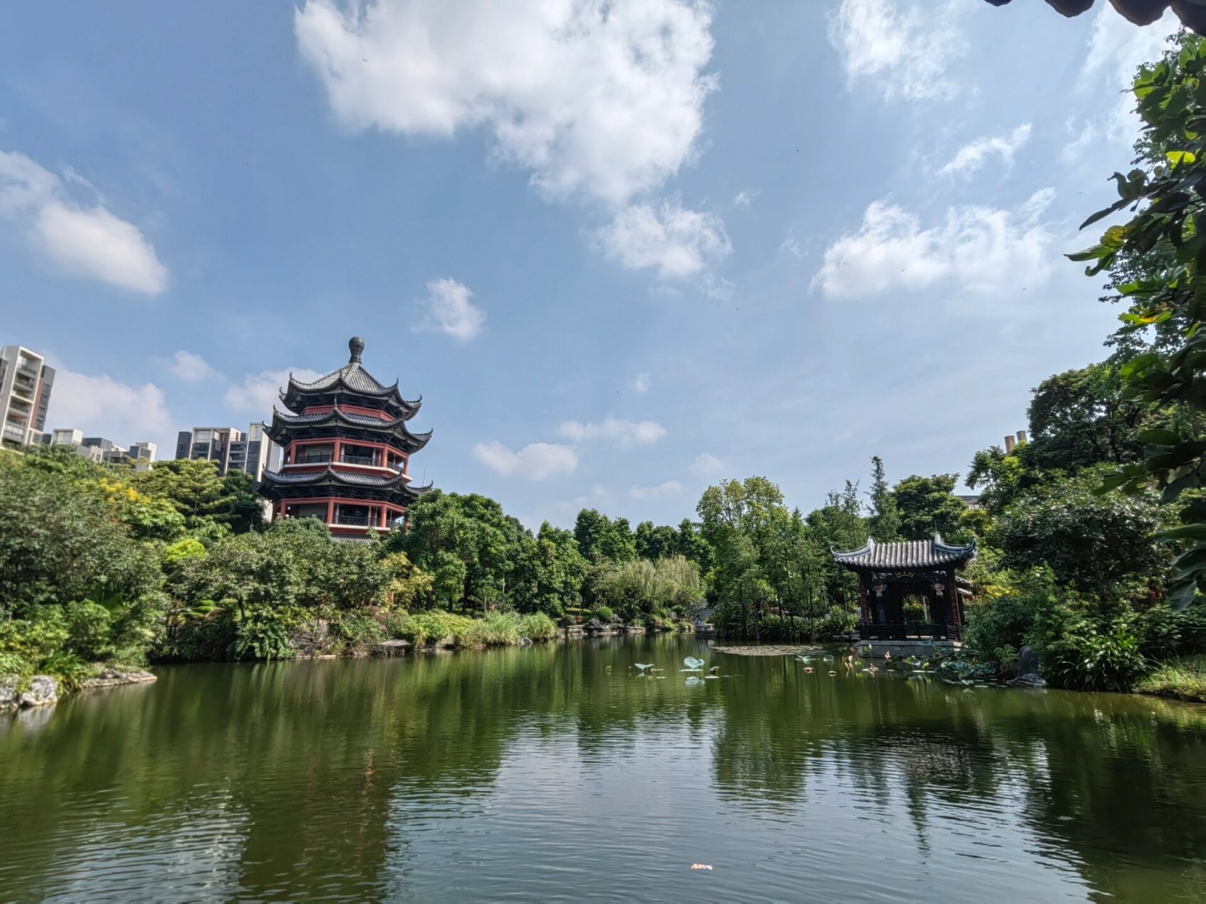 顺德北滘游(1)岭南和园     虽然是新建的新园林公园,但也是非常值得