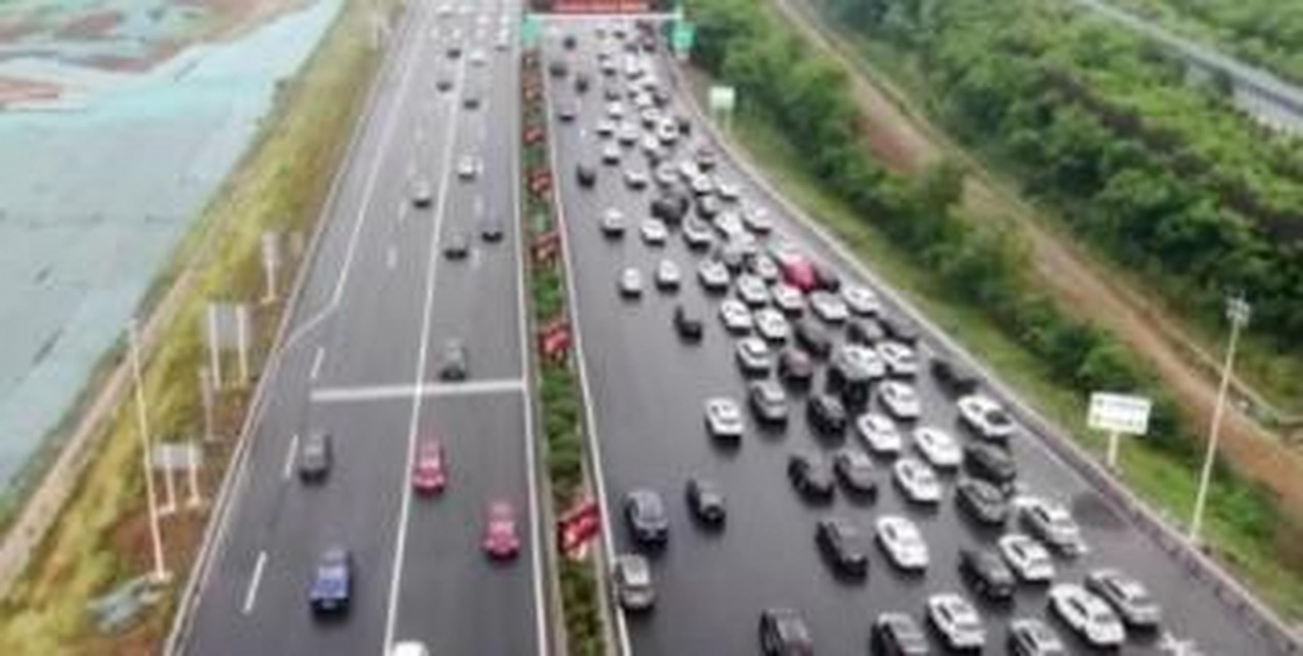 航拍全国多地高速堵车画面,对向道路车流对比明显】5月3日是"五一"