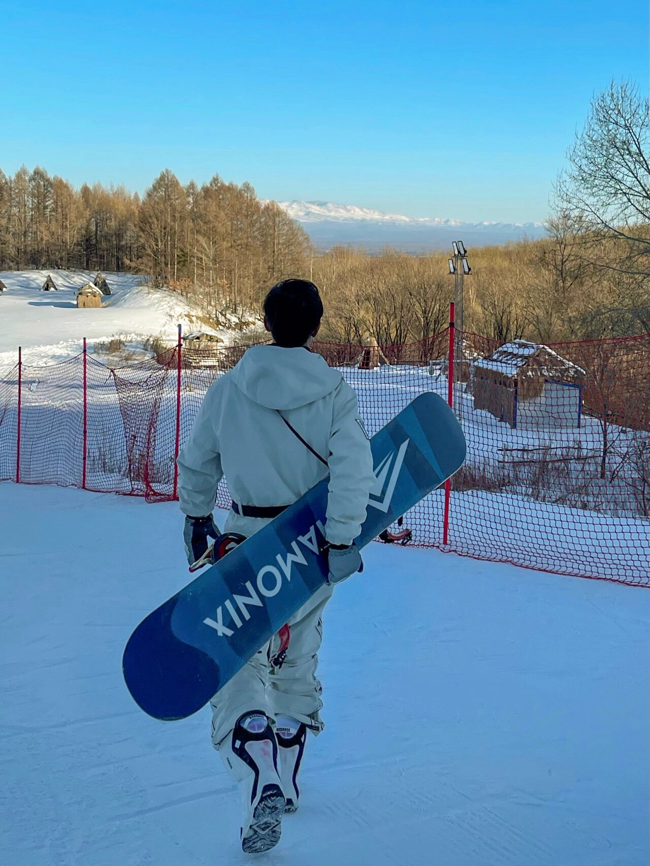 男生雪天拍照姿势图片