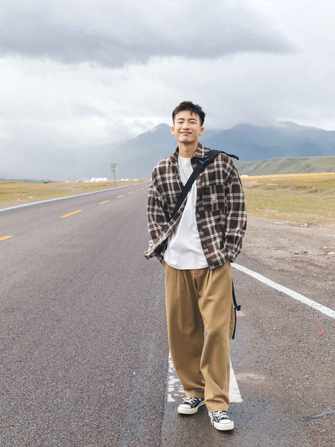 搭配衬衫黑衬衫配卡其裤子卡其色板鞋配什么颜色的裤子男短袖白衬衣配
