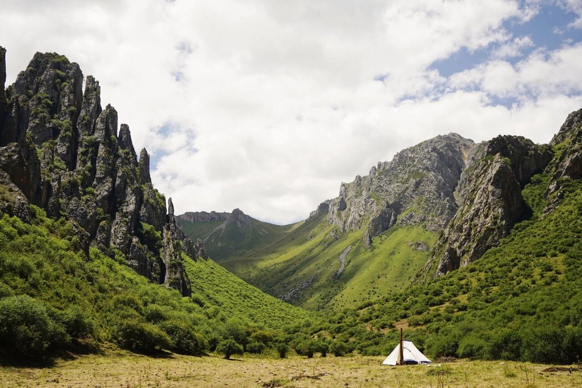 郎木寺的纳摩大峡谷!一个神奇的地方 对郎木寺的印象其实不太好.
