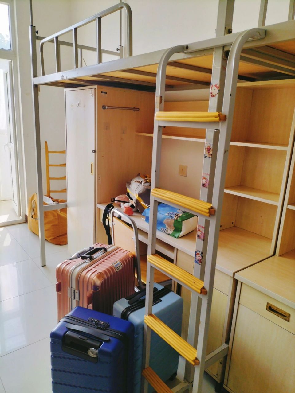 首都师范大学研究生宿舍(北二区) 开学带的东西太多了,满满三大箱