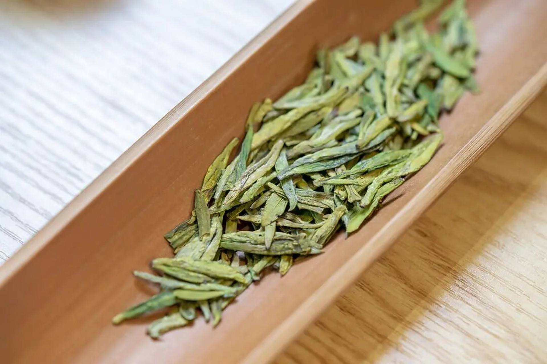 0606玻璃杯简洁方便,且通体透明,用来冲泡龙井茶,茶气云雾般氤氲