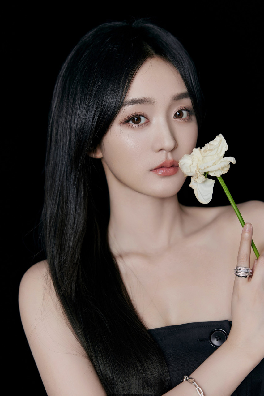 何泓姗的一组黑色写真,精致迷人