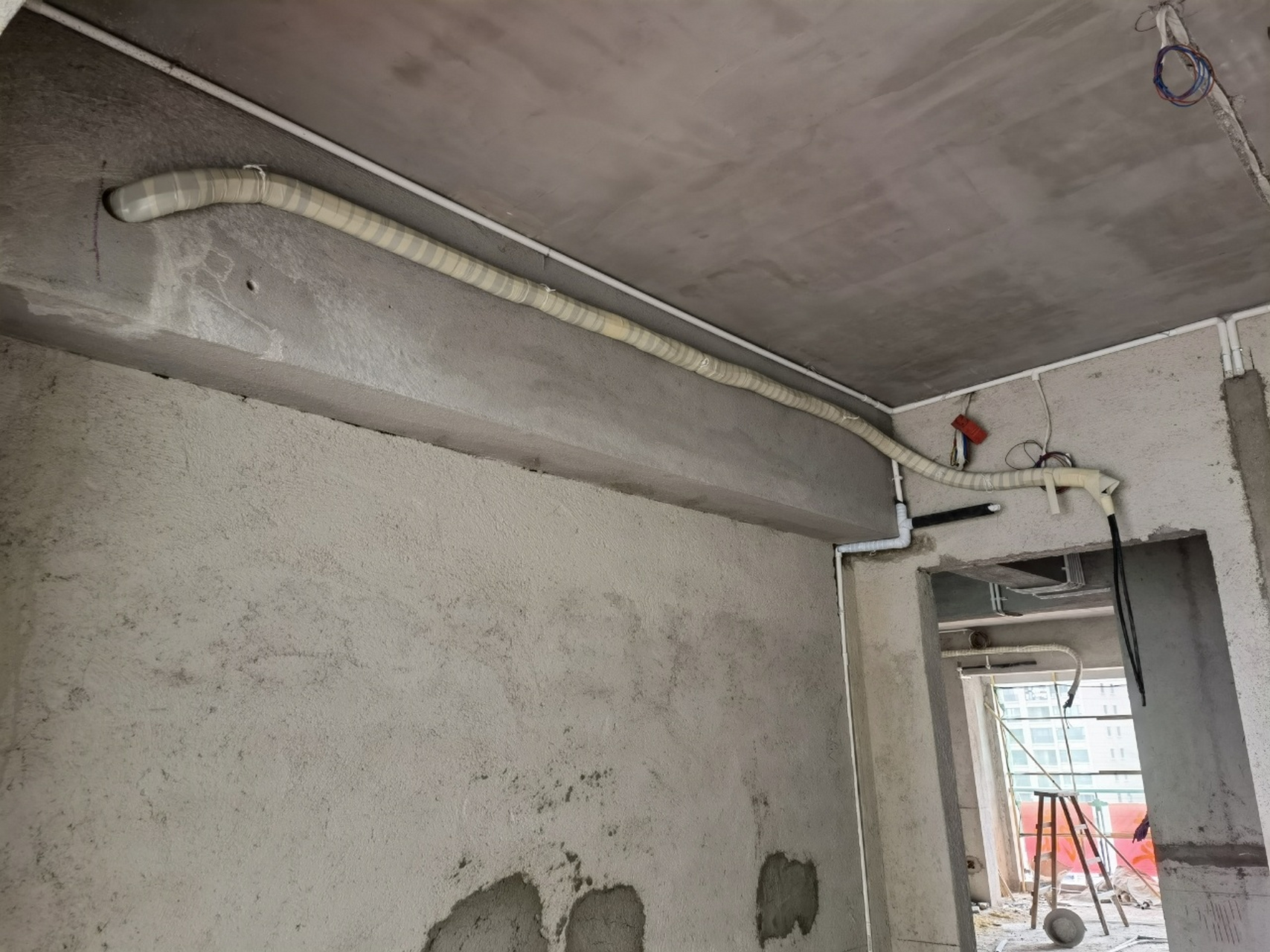 水电施工完毕之后的下一步施工就是请师傅进行铜管安装及空调排水管的