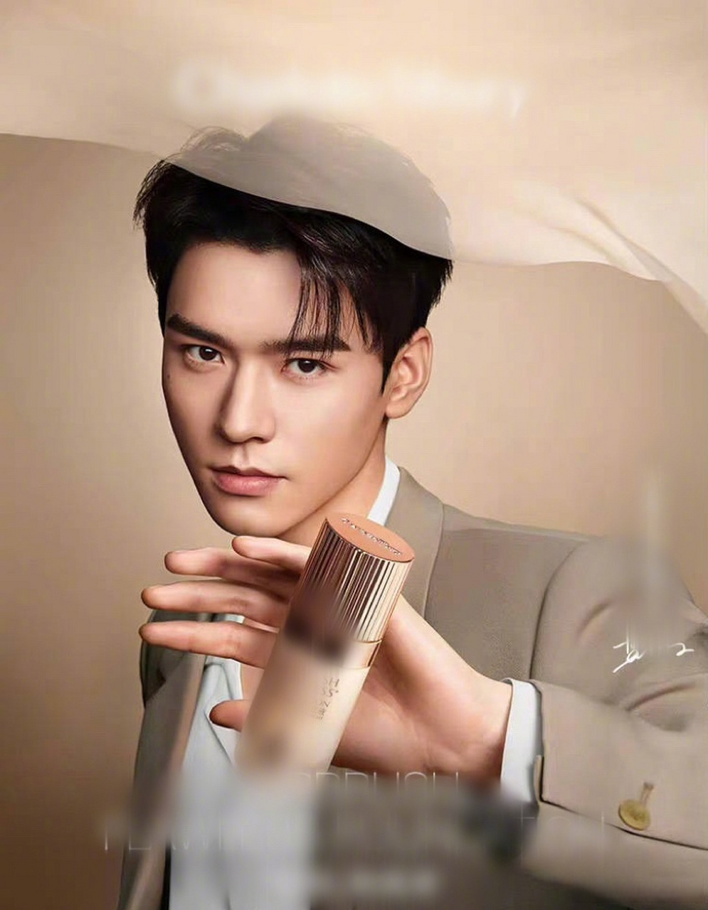 来看龚俊最新的商务大片,利落简洁,你觉得状态如何?