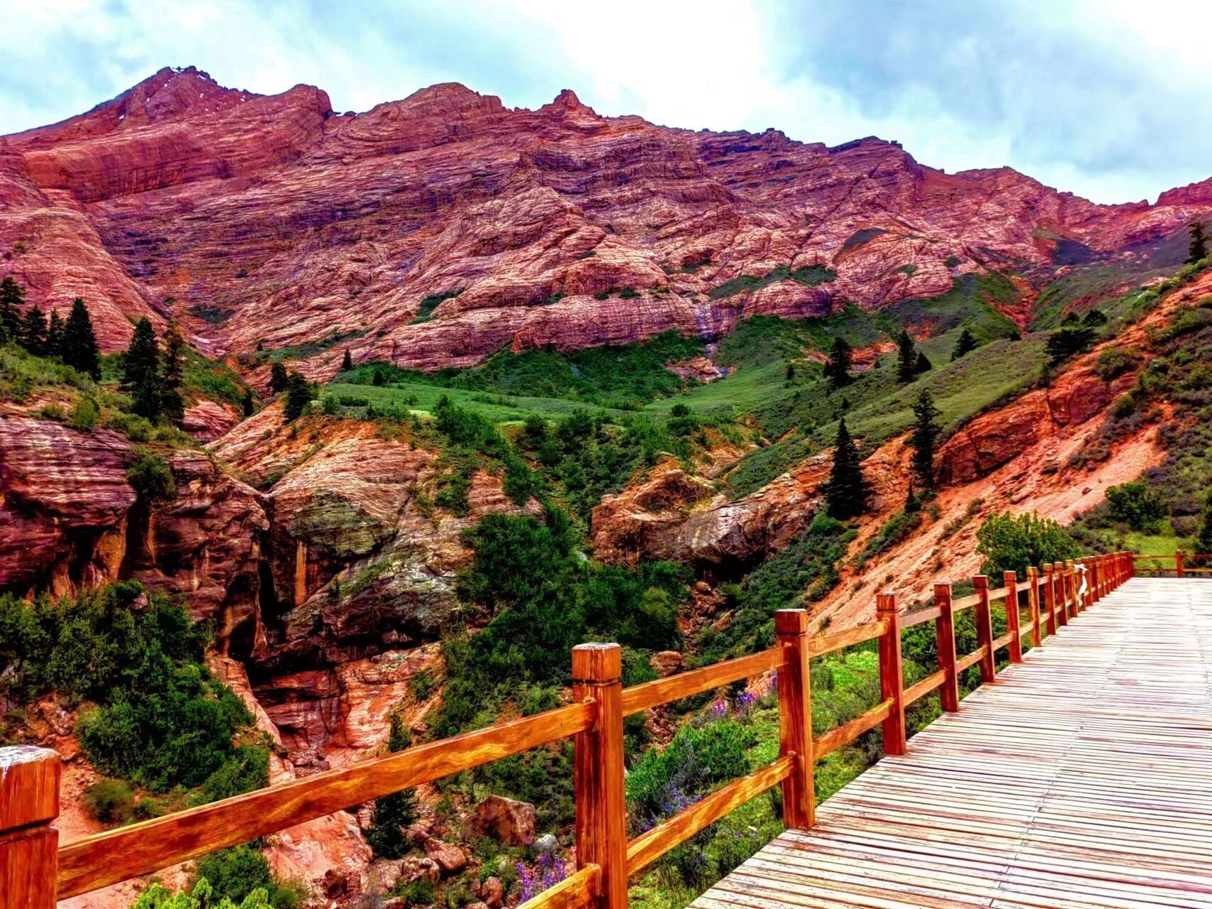 新龙红山的极致丹霞地貌    7月,新龙红山景区即将盛大开业.
