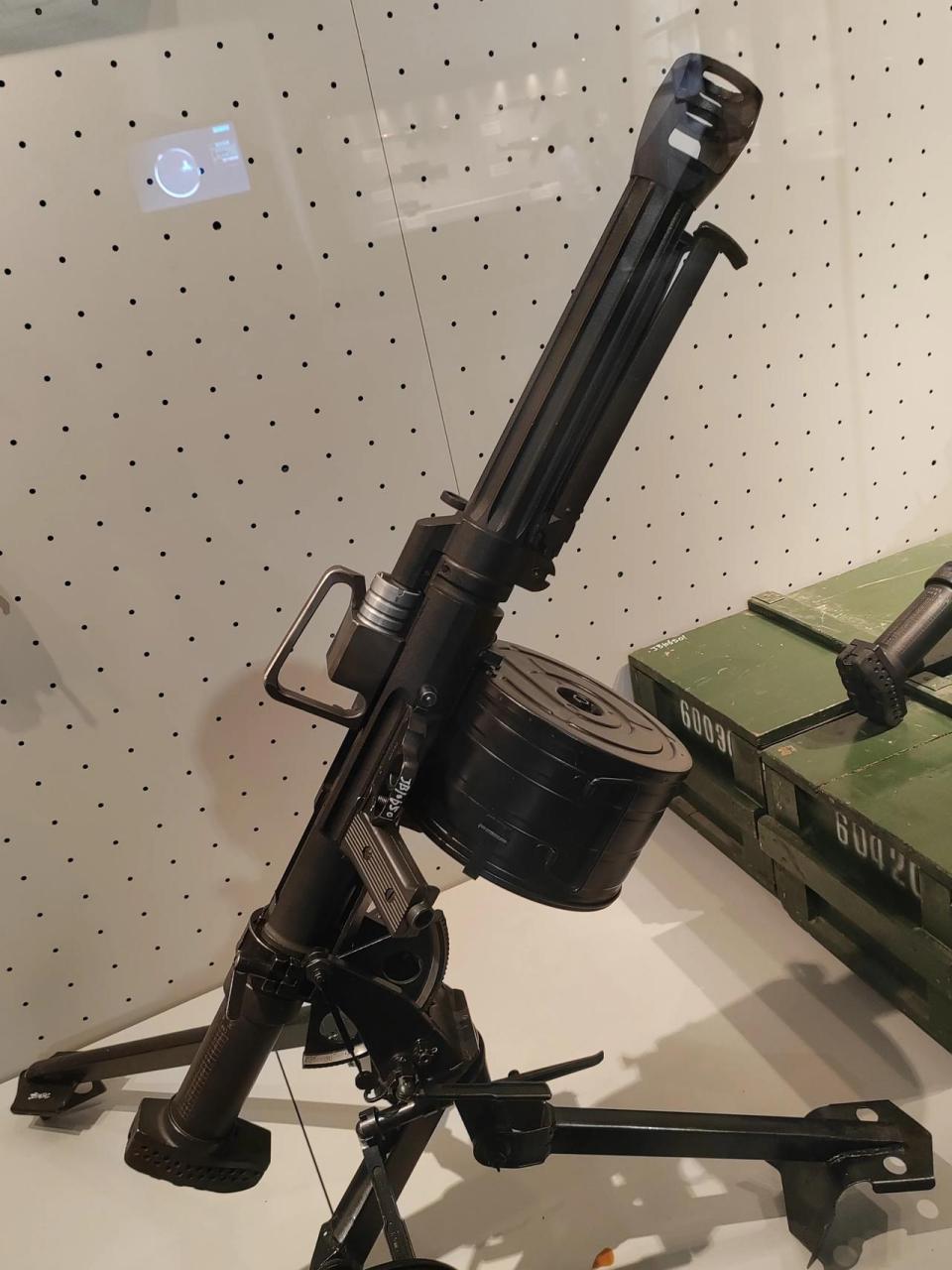 中国qlz87式35毫米自动榴弹发射器 该发射器全长970毫米,全重12千克