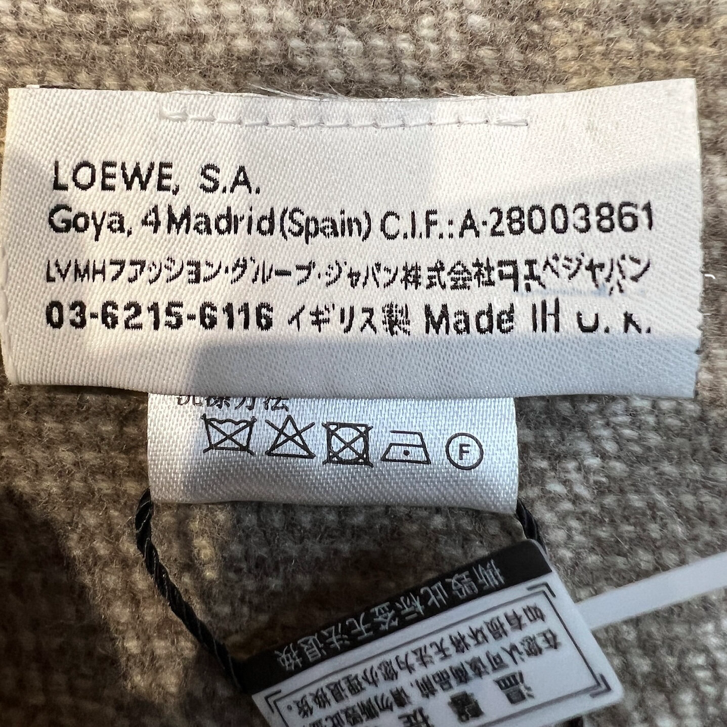 罗意威loewe围巾真假鉴定 冬天到了奢侈品围巾一直热卖 今年罗意威