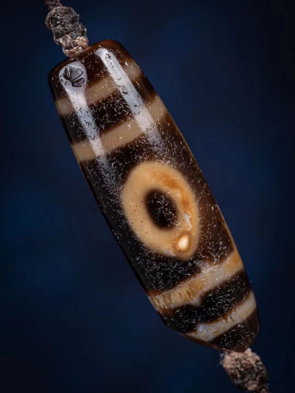 天珠怎么来的 最早的天然天珠是由海螺化石打磨而成,后来由于化石的