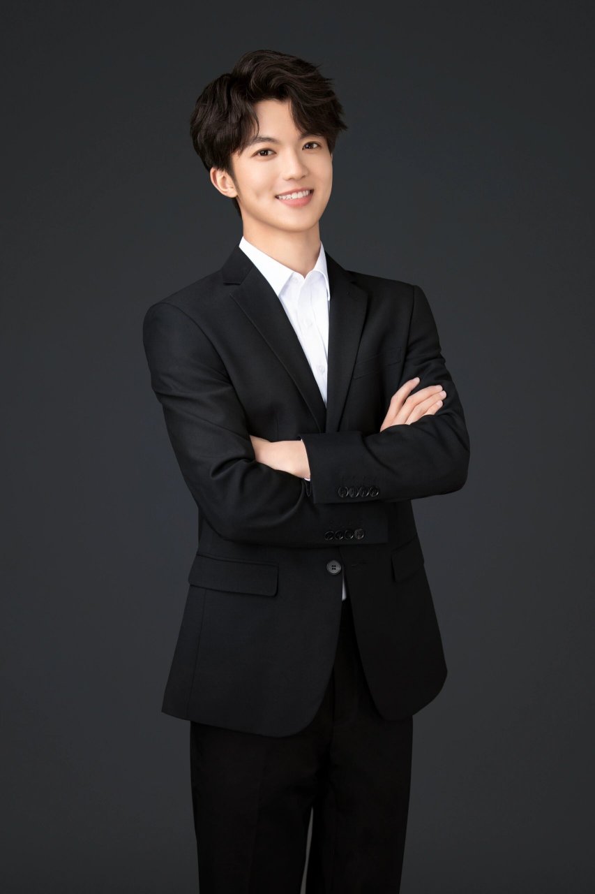 男士形象照|追求质感的职场精英看过来 简约的灰色调 搭配时尚感十足