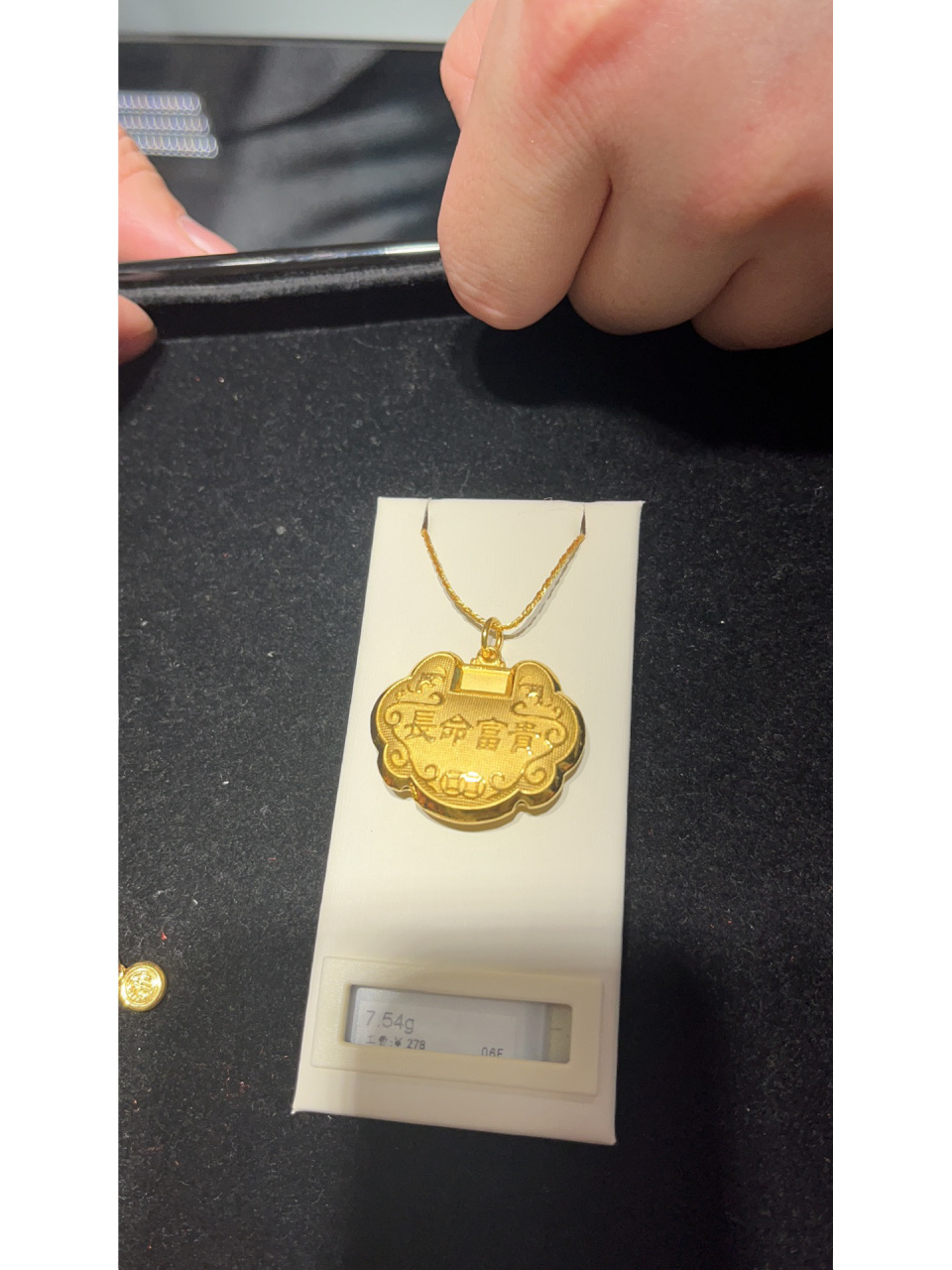 准备给宝宝买金锁 图一周大福的535一克7.