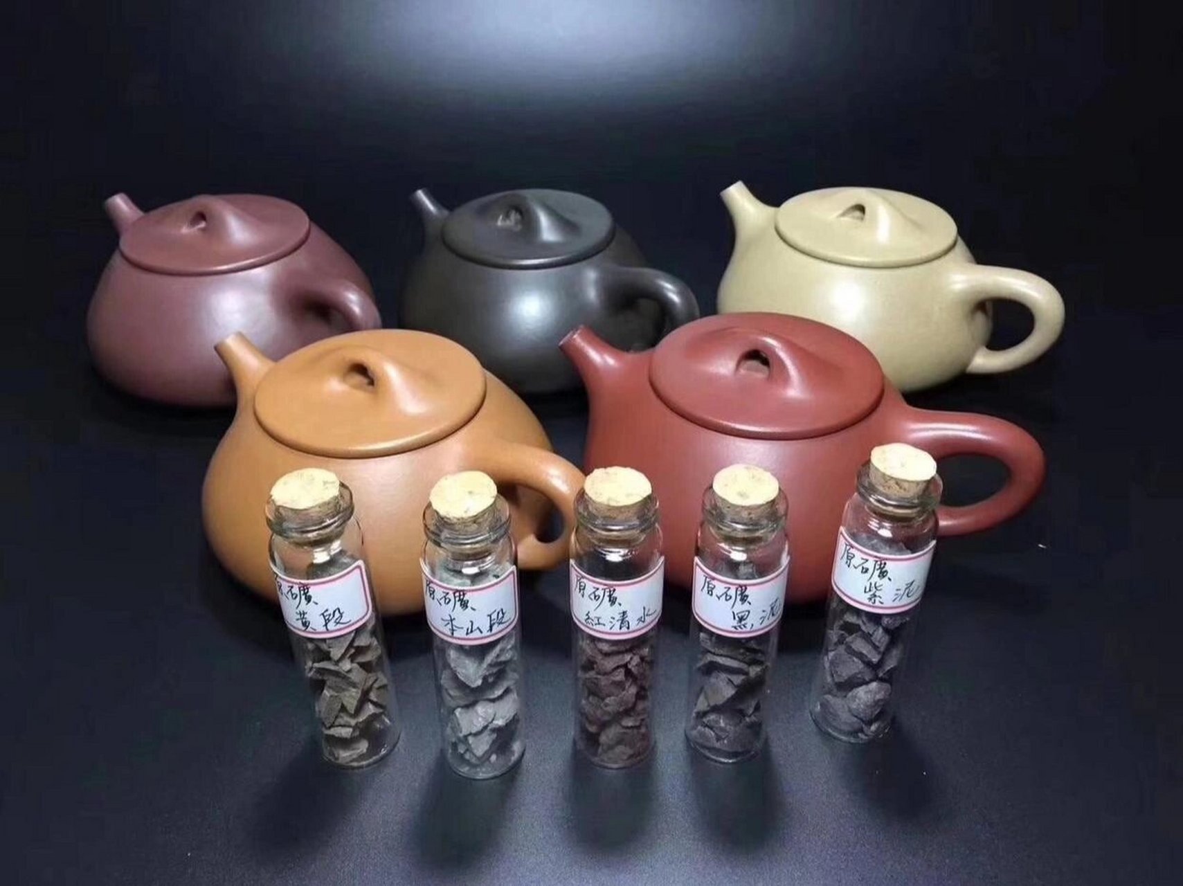 紫砂的泥料,主要有紫泥,本山绿泥和红泥三种.统称为紫砂泥.