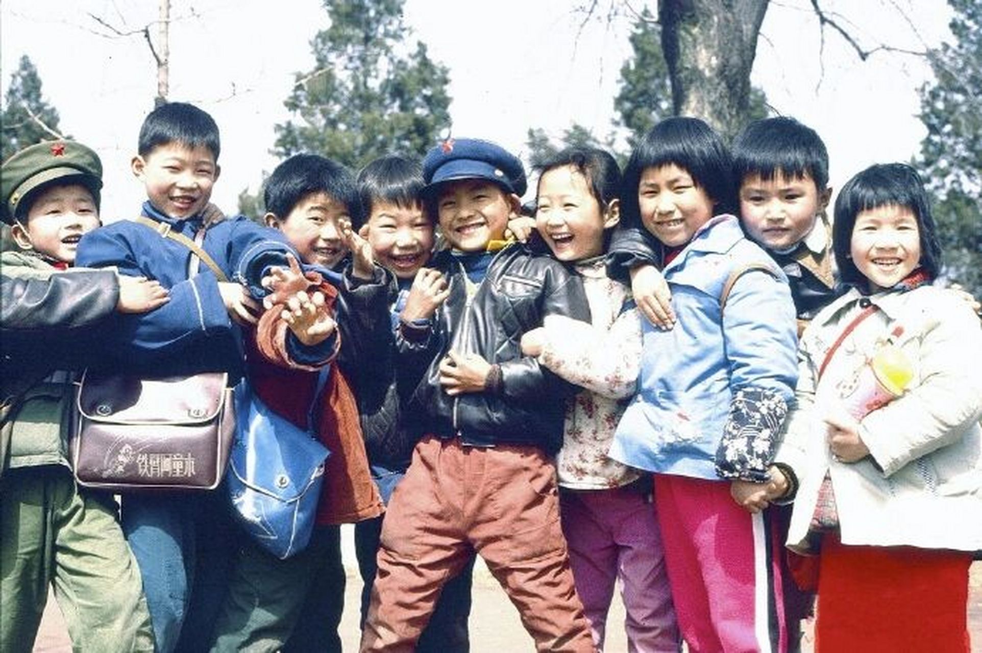 80年代,南京 在明孝陵风景区游玩的小学生们,其中两个男孩带着军帽,左