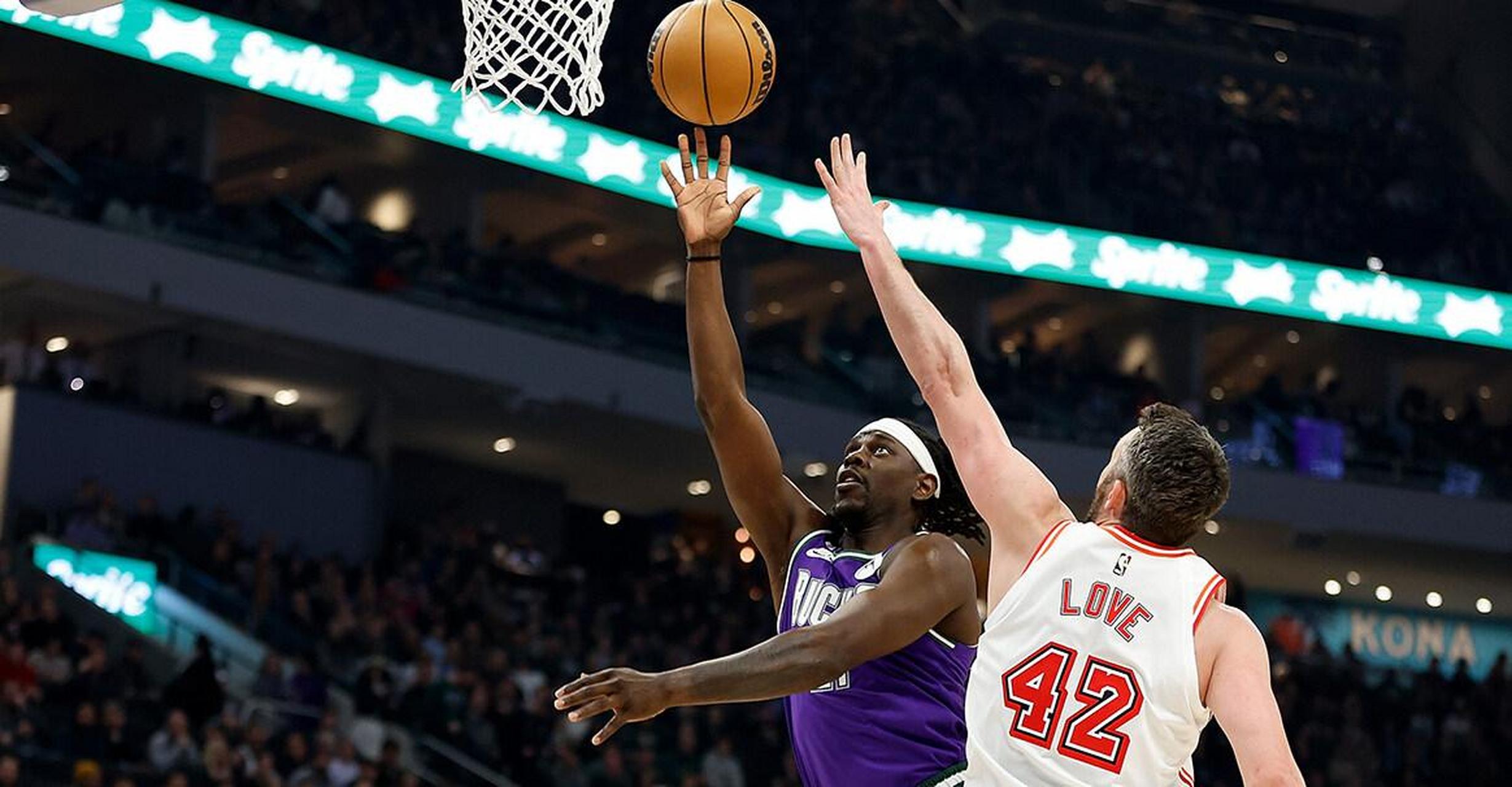 霍勒迪24 7字母哥伤退  乐福首秀0分 雄鹿大胜热火  北京时间2月25日