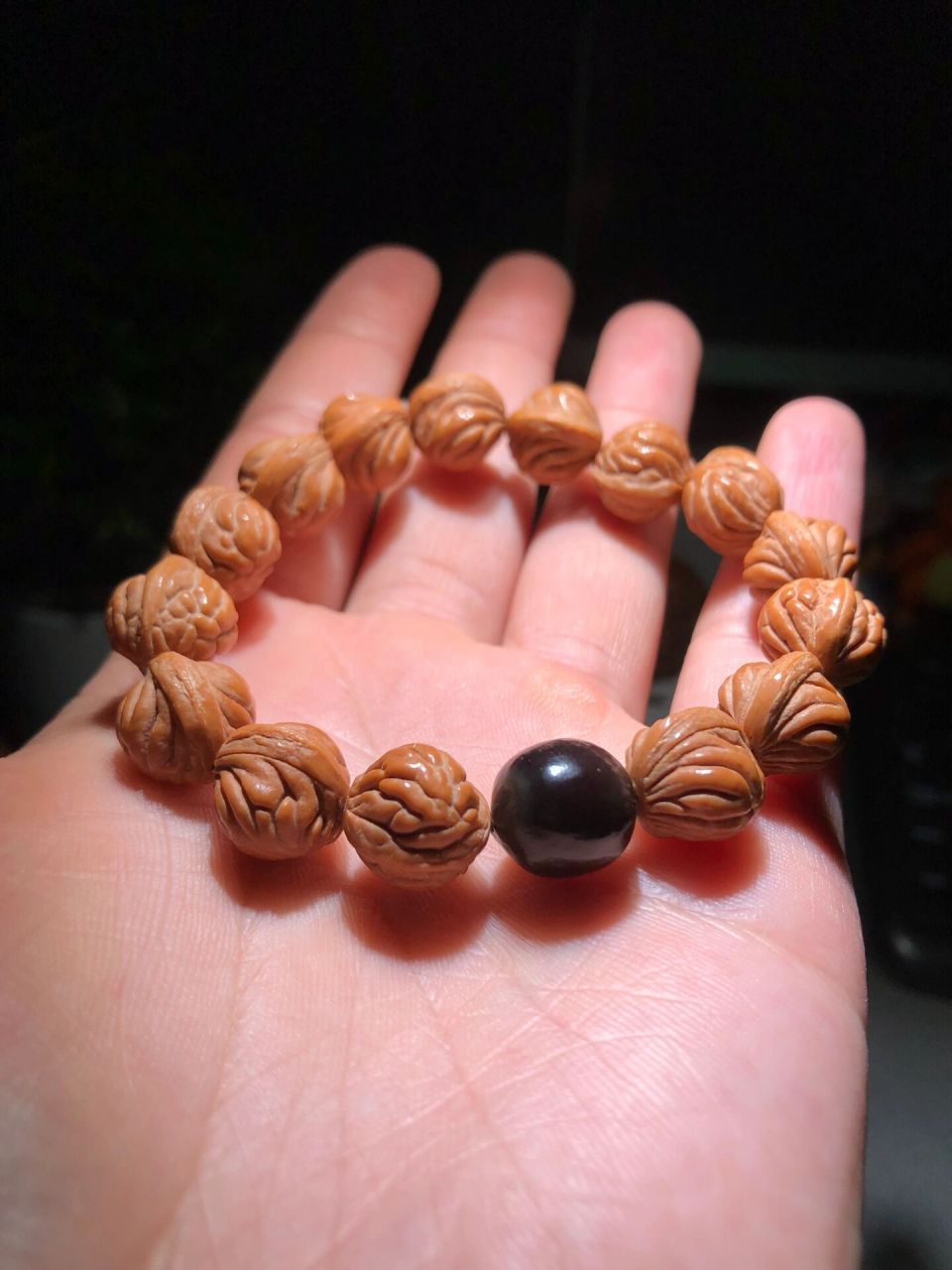 【龙纹桃核】它满足了我所有对手串的要求: 漂亮,盘玩不矫情;既是