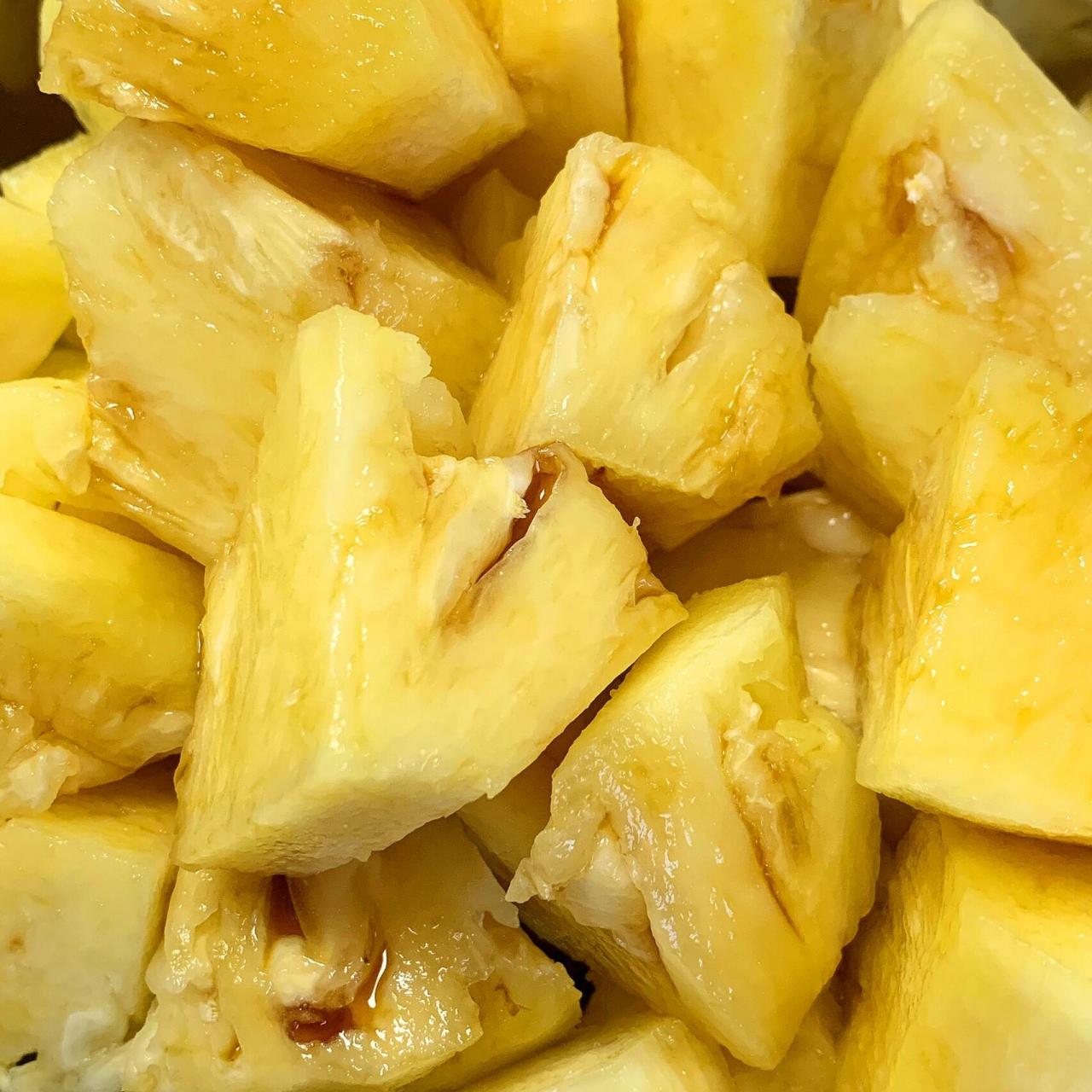 菠萝蘸酱油真的好好吃 不用泡盐水 切好直接蘸酱油吃 和泡盐水一样