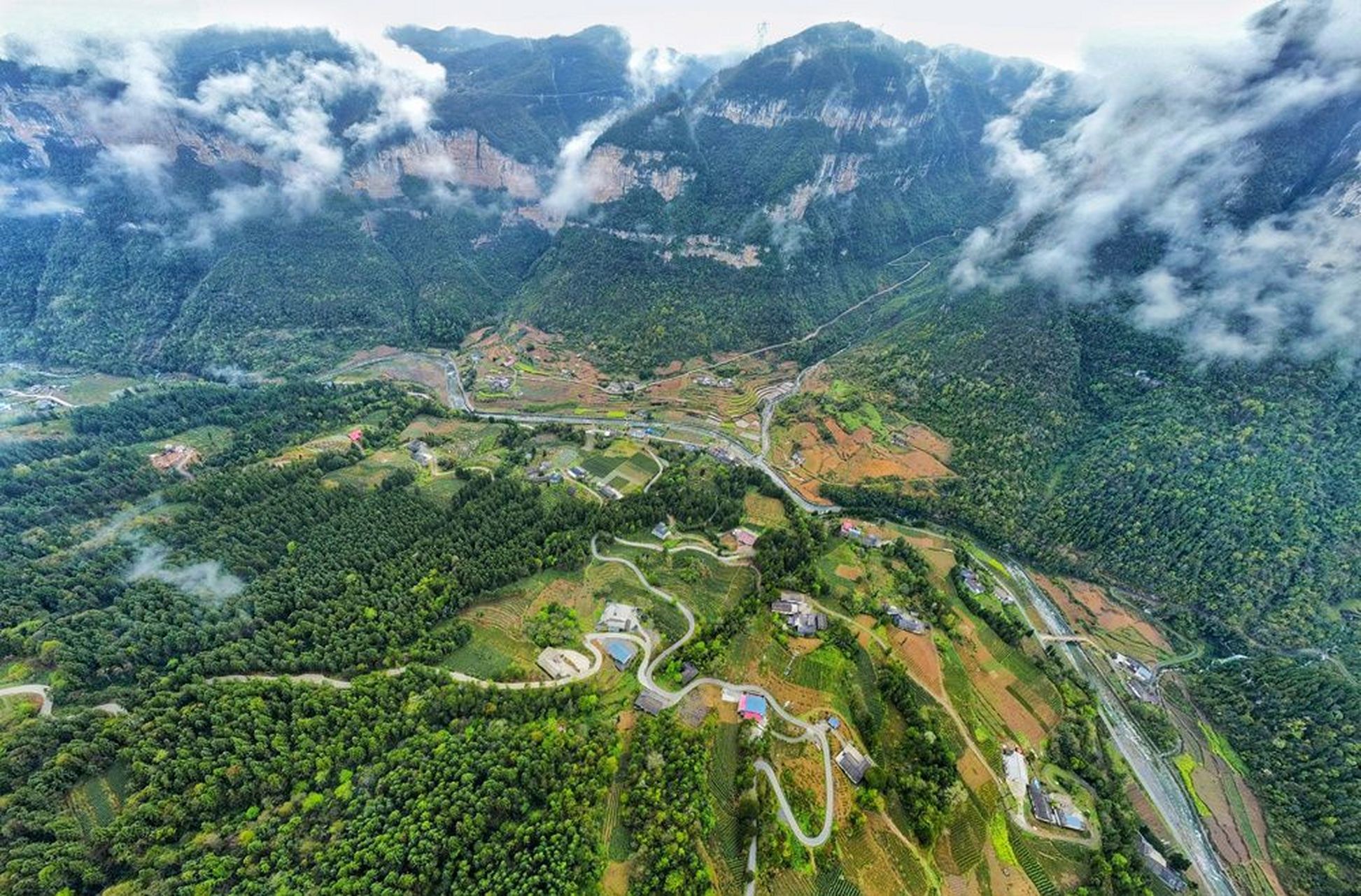 灵秀湖北随手拍# 【恩施乡村春景如画】4月5日,无人机拍摄恩施市沙地