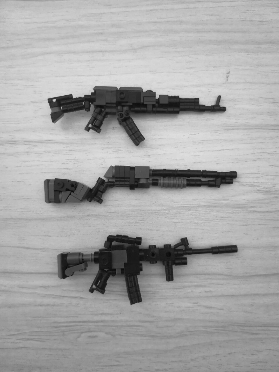 乐高moc装备枪械 外轮廓已经尽力琢磨了,应该能看出这些是啥枪吧