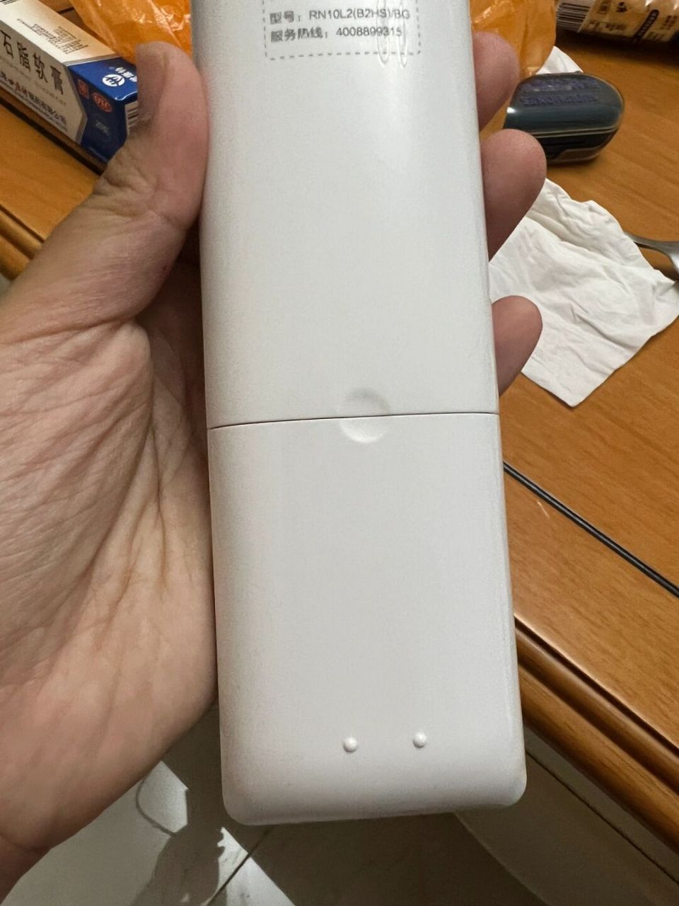 只有我一个人打不开遥控器后盖么 美的的空调板,要把电池91抠下来