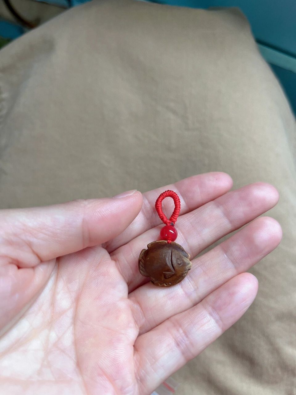 纯手工:杏核雕刻的小鱼(杏胡"幸福"小鱼) 某天在刷的时候,看到有博主
