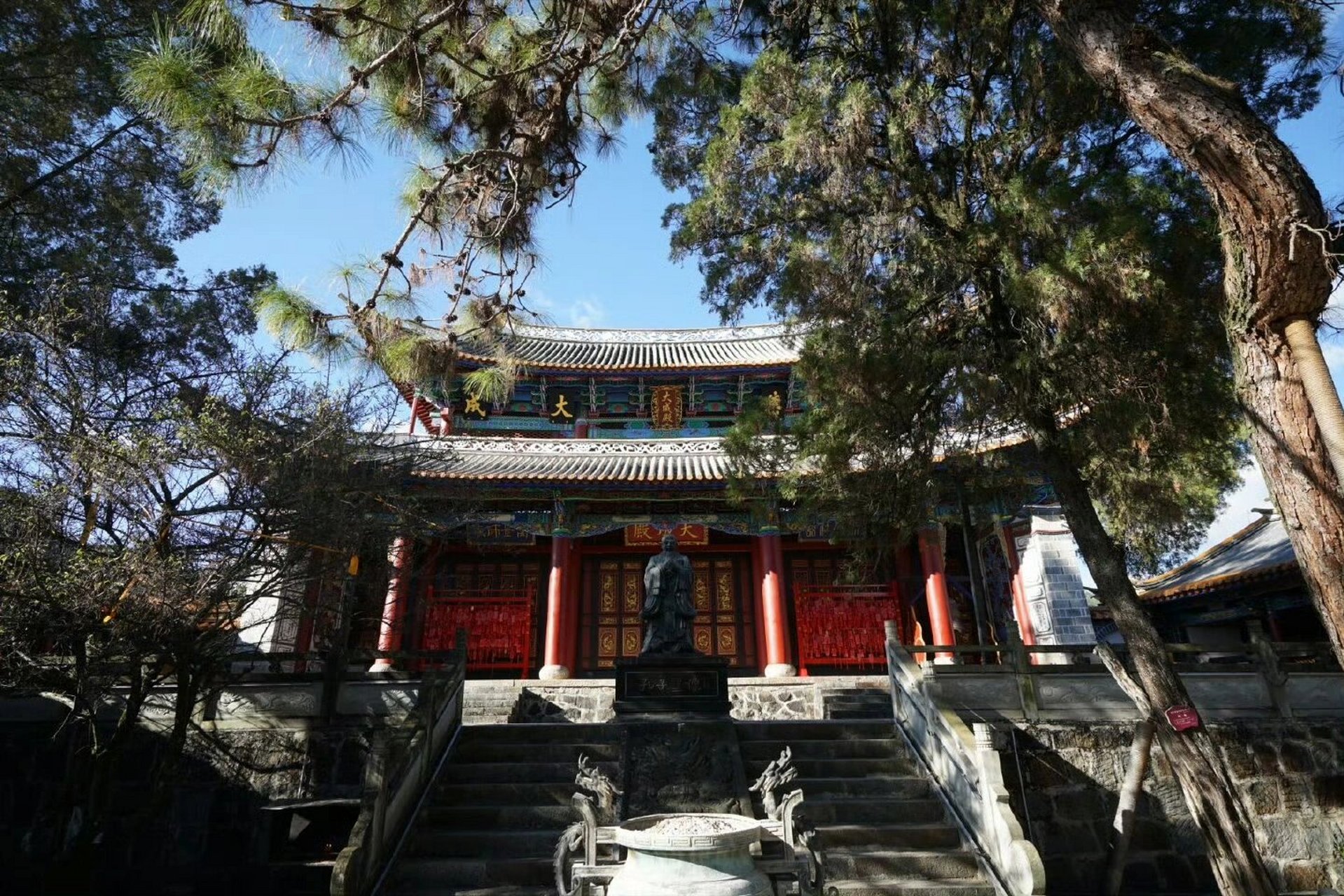 当夜幕低垂,凤庆文庙焕发出璀璨