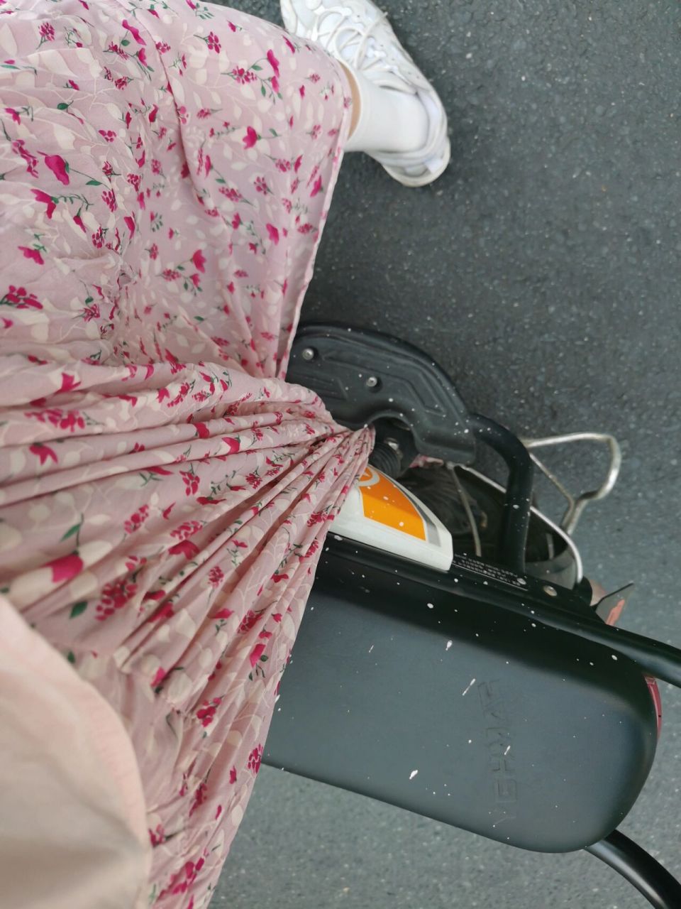 呜呜呜裙子居然卷进车轮了,人和车都卡在了路中间内裤边都露出来了