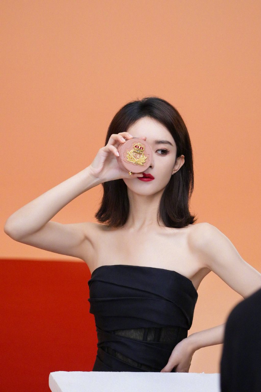 赵丽颖黑色抹胸大片 @赵丽颖 cl 品牌彩妆代言人@赵丽颖 全新广告