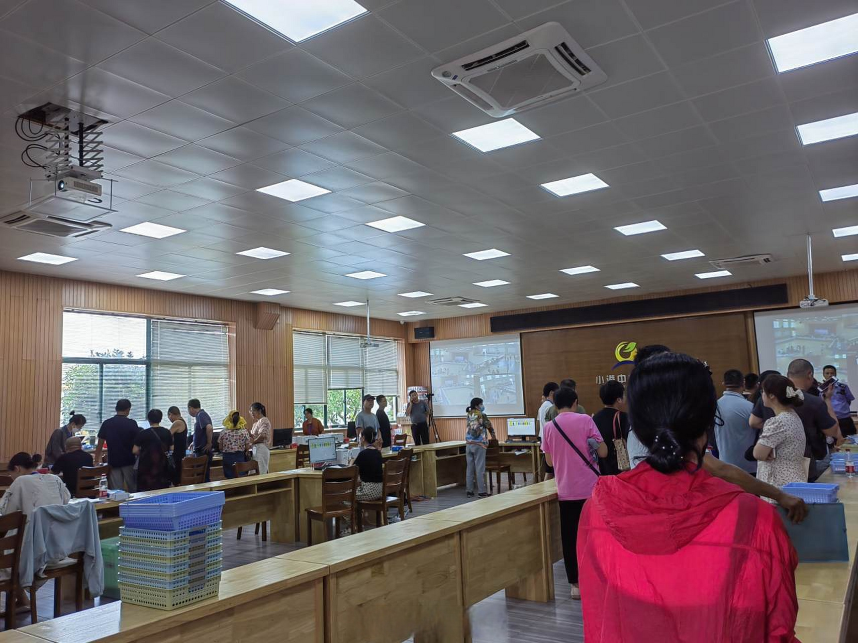 小港街道安置分房工作火热进行中】8月8日上午,小港中心学校的体育馆