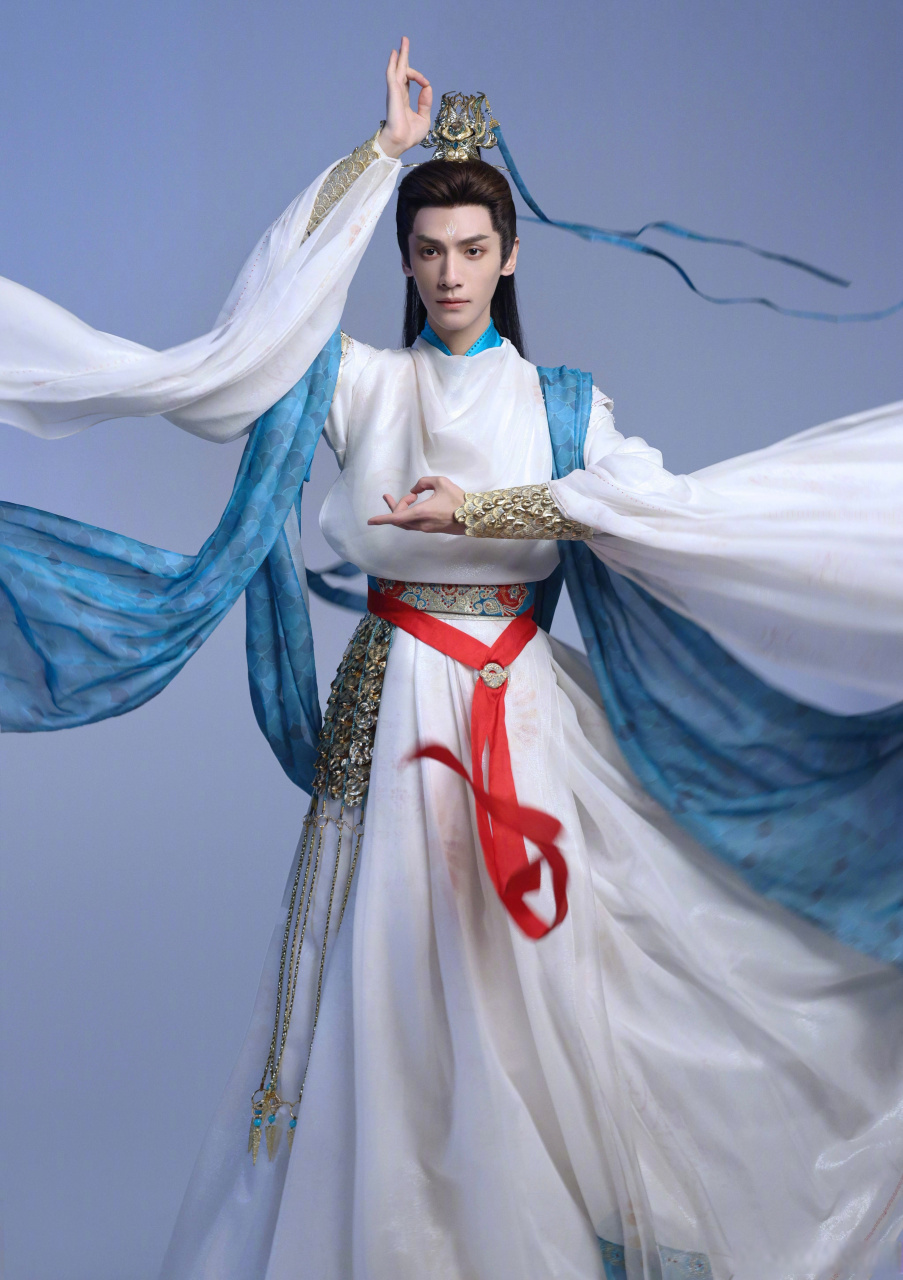 罗云熙《长月烬明》花絮照,感觉服道化很精致,而且没有一味追求"素白"