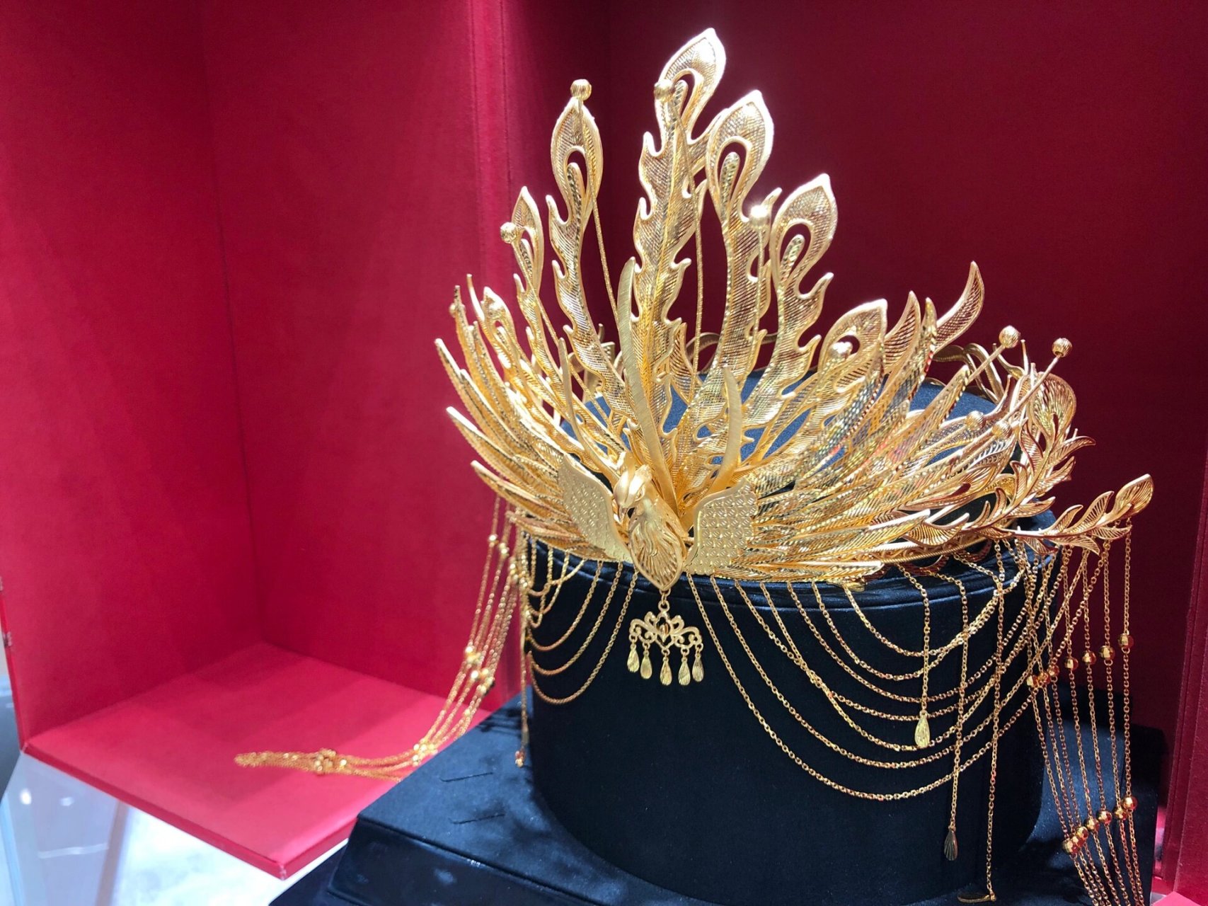 许你凤冠霞帔,一生无忧 凤冠是指古代后妃或贵族妇女的帽子,属于故挝