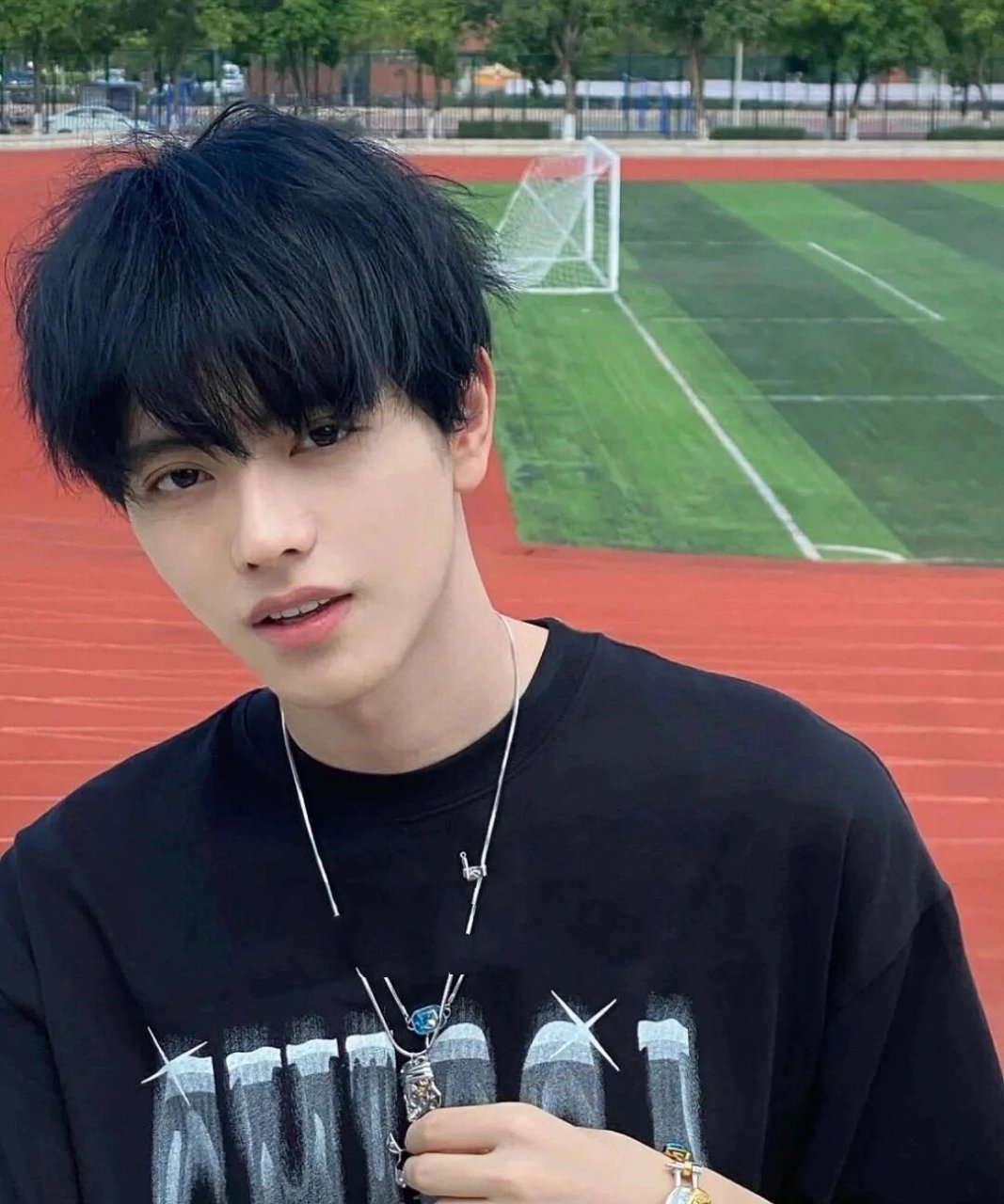 这个发色叫蓝黑色染完被追着问的发色,气质又独特男生也很适合  越掉