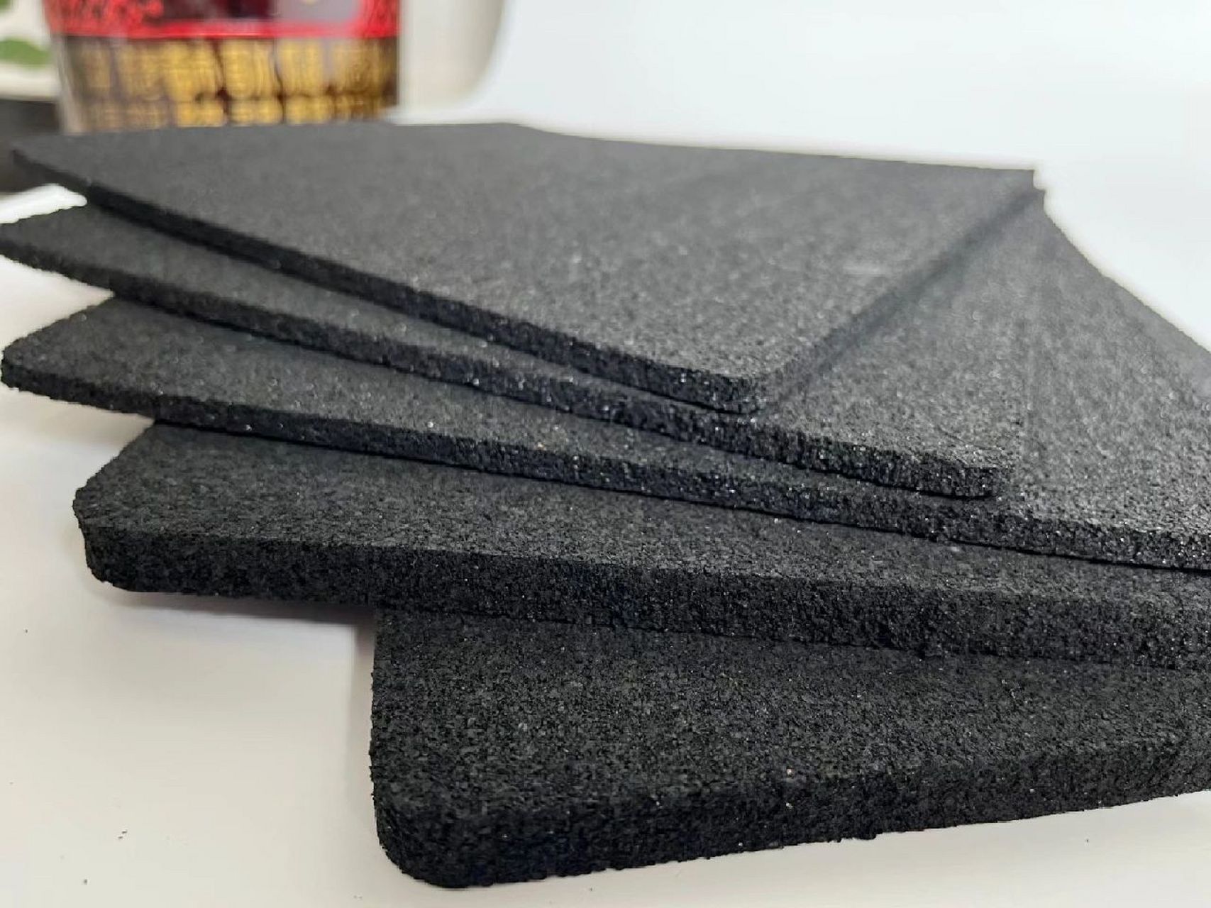 橡胶隔音垫也叫橡胶减震垫,橡胶隔声垫,辅助楼板隔音减震垫,产品是以