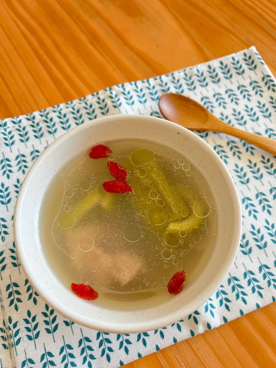 清补凉苦瓜排骨汤 广东汤清补凉的功效: 有清热解毒,瘦身减脂,祛火