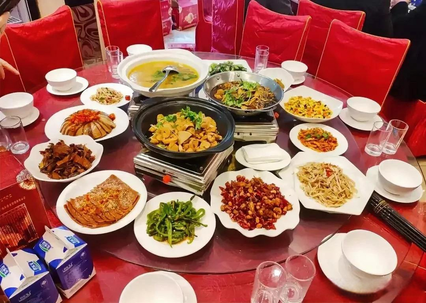 1,不问对方的经济收入 酒桌上,可以聊天说地,但是尽量不要去打听对方