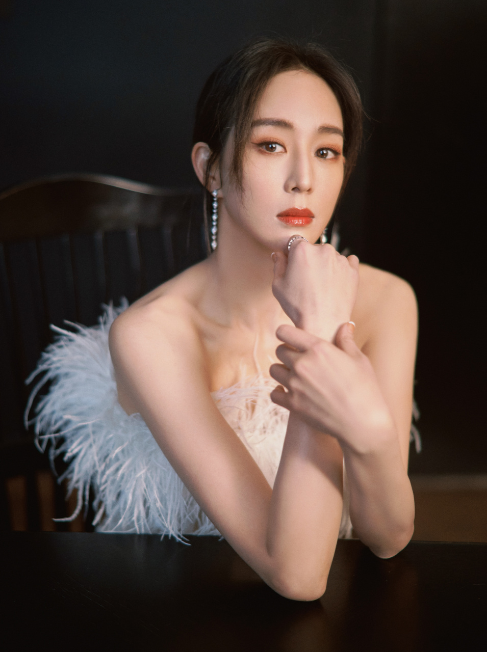 张钧甯超话 经典白裙,如春日百合,步伐摇曳,熠熠生辉,当羽毛与白裙