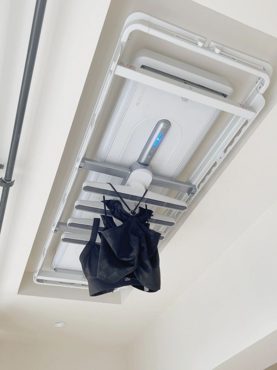 就是在阳台吊顶做了晾衣架内嵌卡槽位 告别了传统乱糟糟的阳台 这样