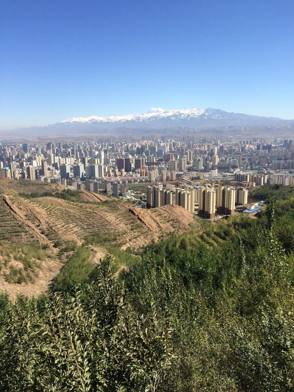 乌鲁木齐雅山新建的摘星台视野开阔,不仅能看到天山博格达峰,中天大厦