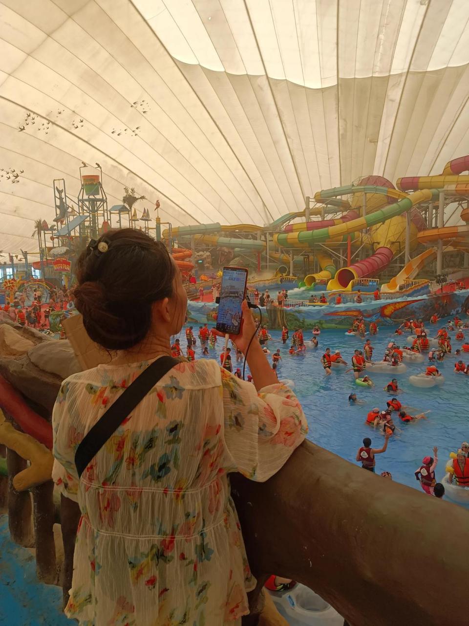 现在到处流行抖音直播啊,今天在燕儿窝水世界,已经