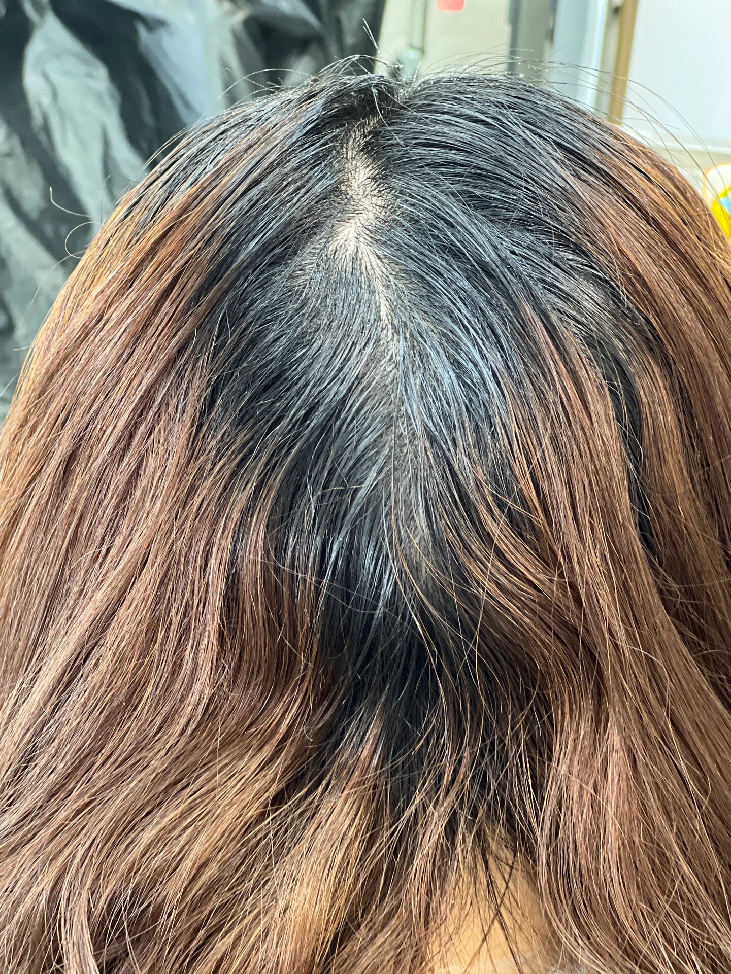 发根补染新生黑发 很多时候我们染完头发很好看,可是过几个月长出几