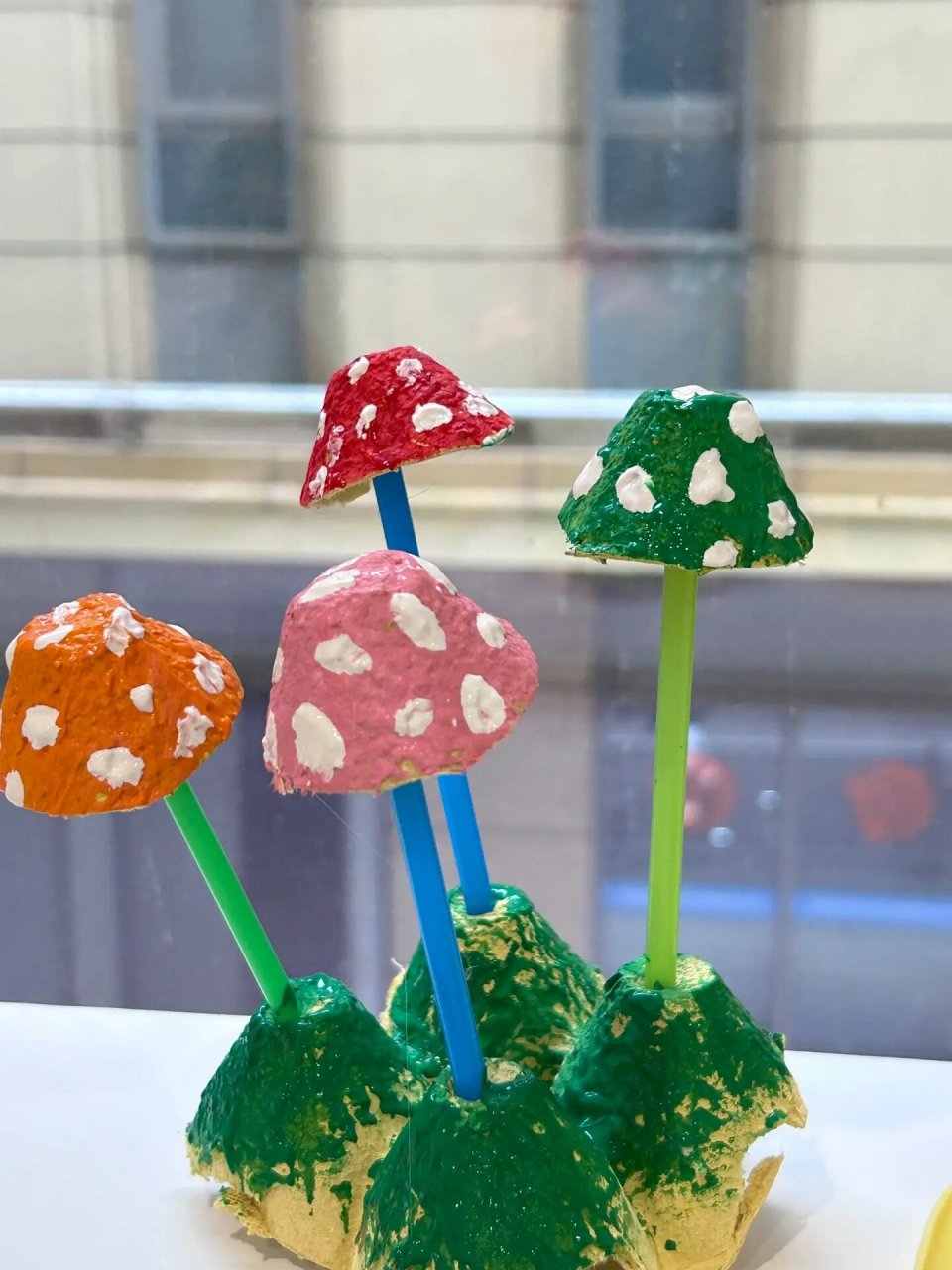 幼儿创意美术96|手工作品 用鸡蛋托做蘑菇? 《彩色蘑菇?