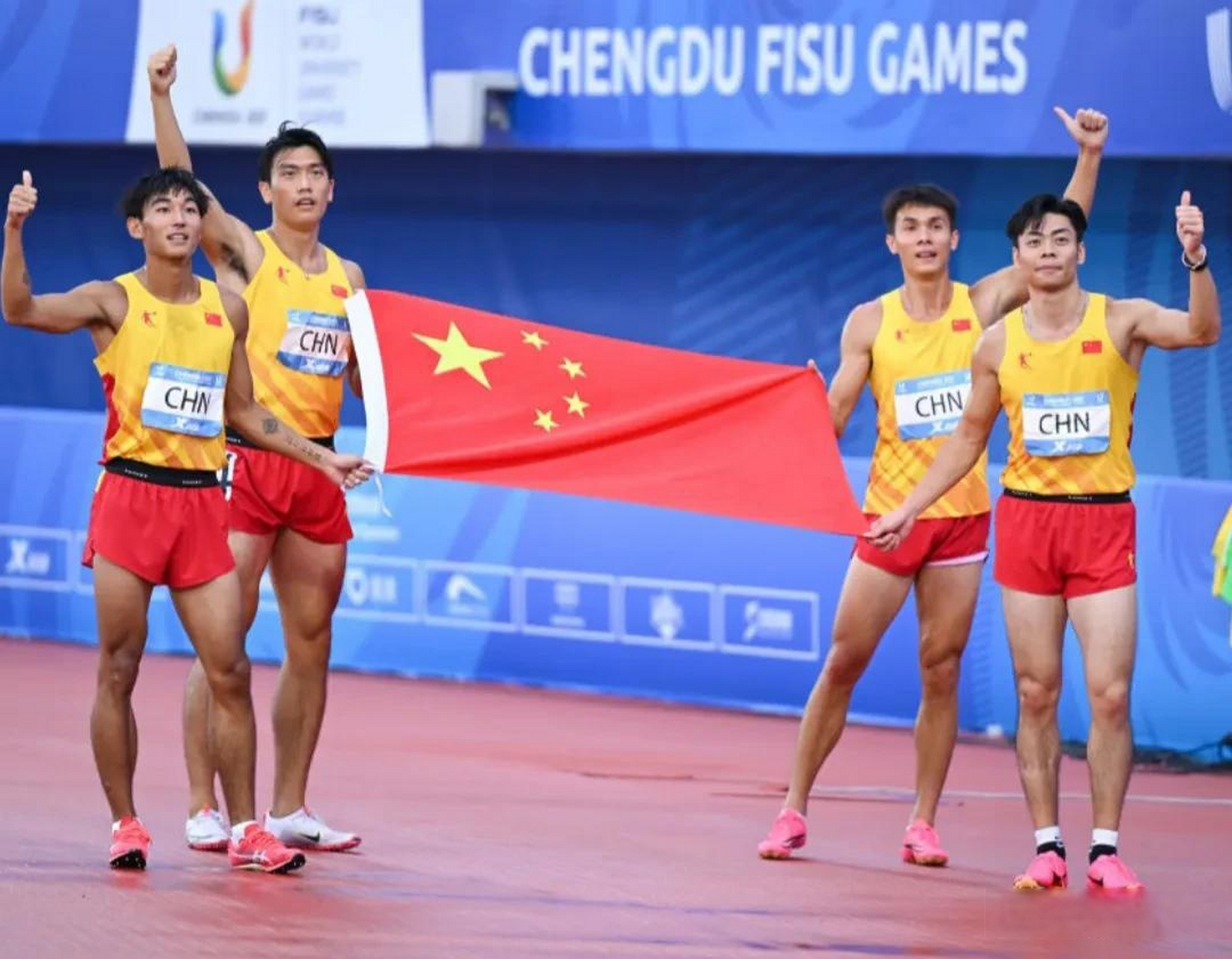 8月6日,成都大运会田径项目男子4x100米接力决赛中,由陈佳鹏,陈冠锋