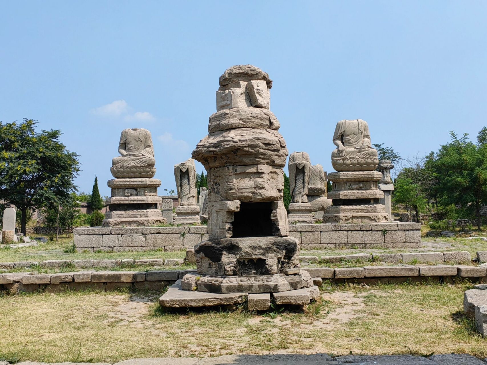 邯郸响堂山石窟 响堂山石窟,又称响堂寺石窟,坐落在河北省最南端的