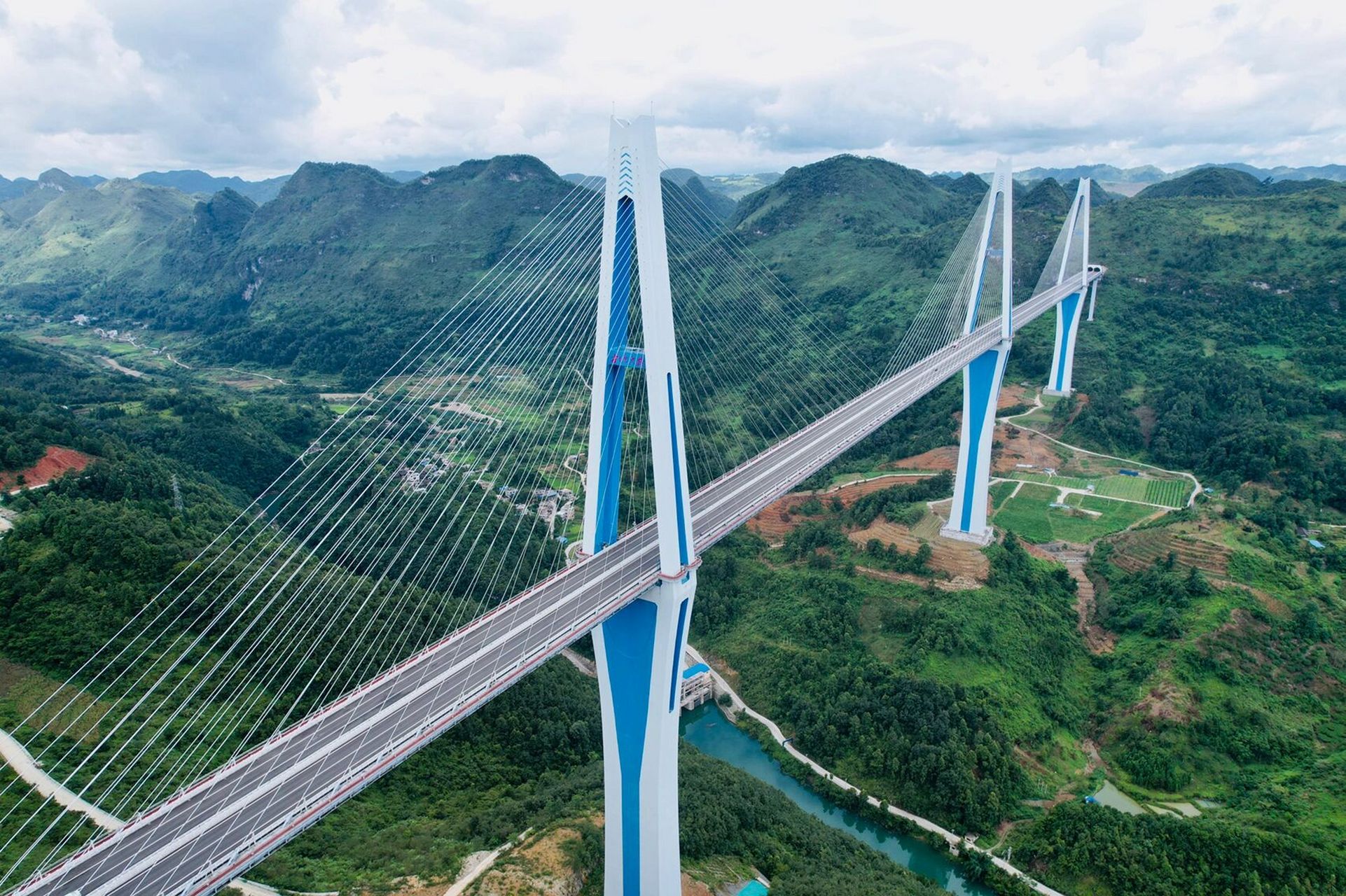 贵州桥梁奇迹之平塘大桥 贵州是一个沟壑纵横的喀斯特地貌区,山地和