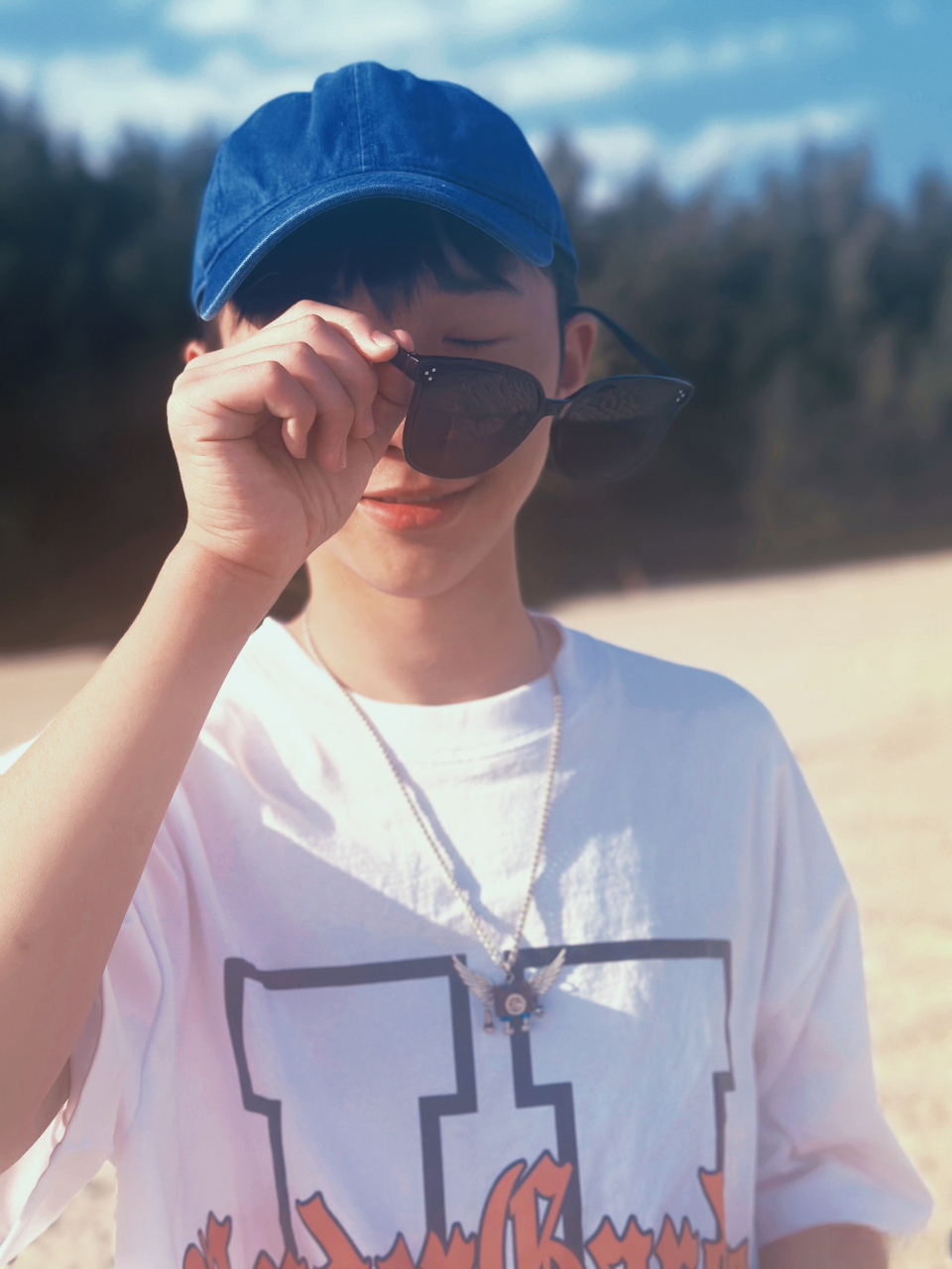 给大家介绍一个帅气男孩[挤眼] 刘多乐长大啦!