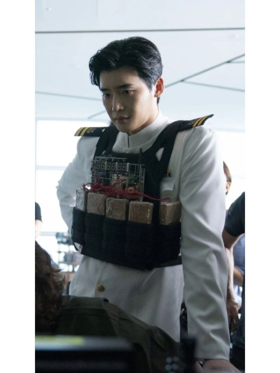 电影分贝花絮图片更新 绑炸弹的反派二硕 #电影分贝##李钟硕新剧又演